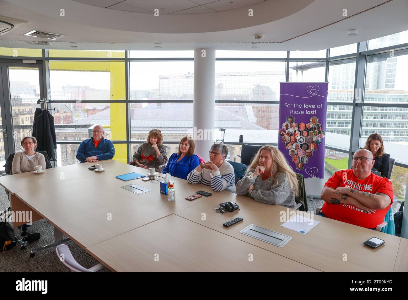 Les membres du groupe de campagne Northern Ireland Covid-19 Bereaved Families for Justice (NICBFJ) au Centre de résolution de Belfast, regardent Catriona Myles témoigner de l'enquête sur la pandémie de Covid-19. Date de la photo : jeudi 5 octobre 2023. Banque D'Images