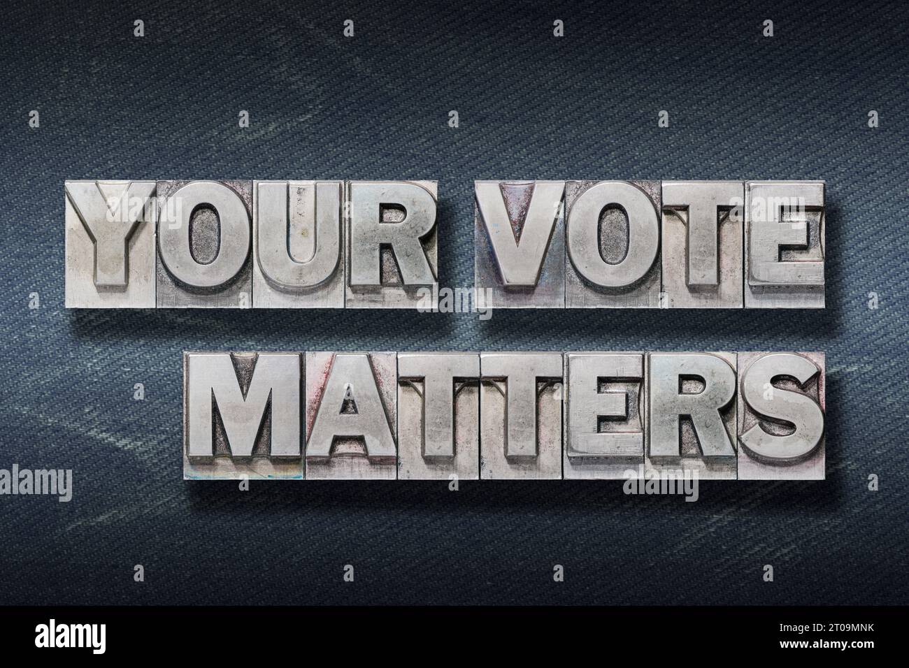 votre vote compte phrase faite à partir de typographie métallique sur fond de jeans foncé Banque D'Images