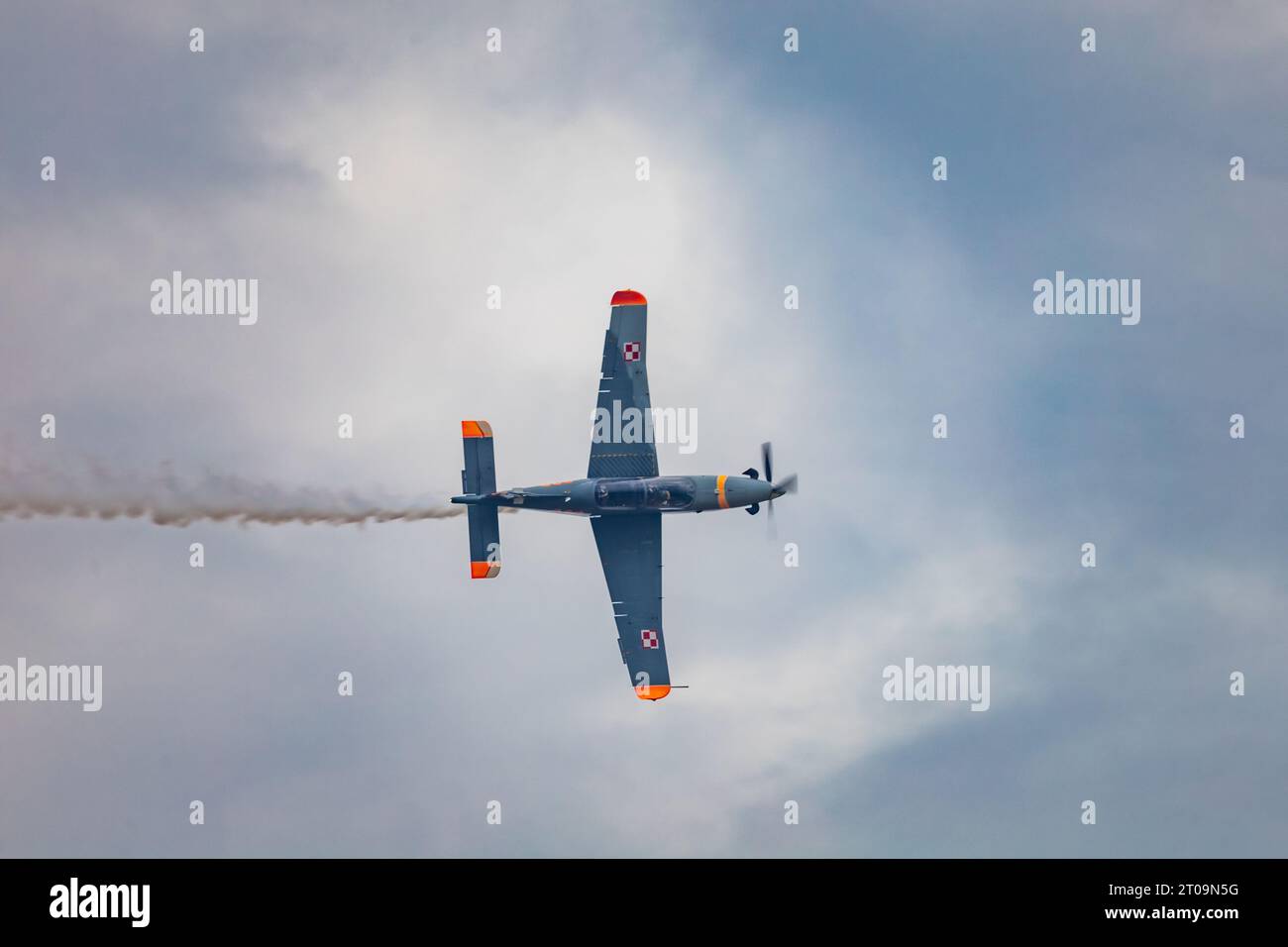 Leszno, Pologne - juin 16 2023 : Antidotum Airshow Leszno 2023 et spectacles acrobatiques de l'avion d'entraînement PZL-130 Orlik sur ciel nuageux bleu Banque D'Images