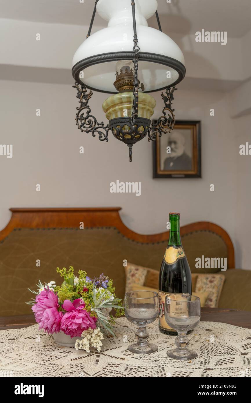 Bonne chambre du 18e siècle, Wilhelm Busch Mill à Ebergötzen, Allemagne. Avec bouteille de vin de 1903 et verres à vin sur la table Banque D'Images