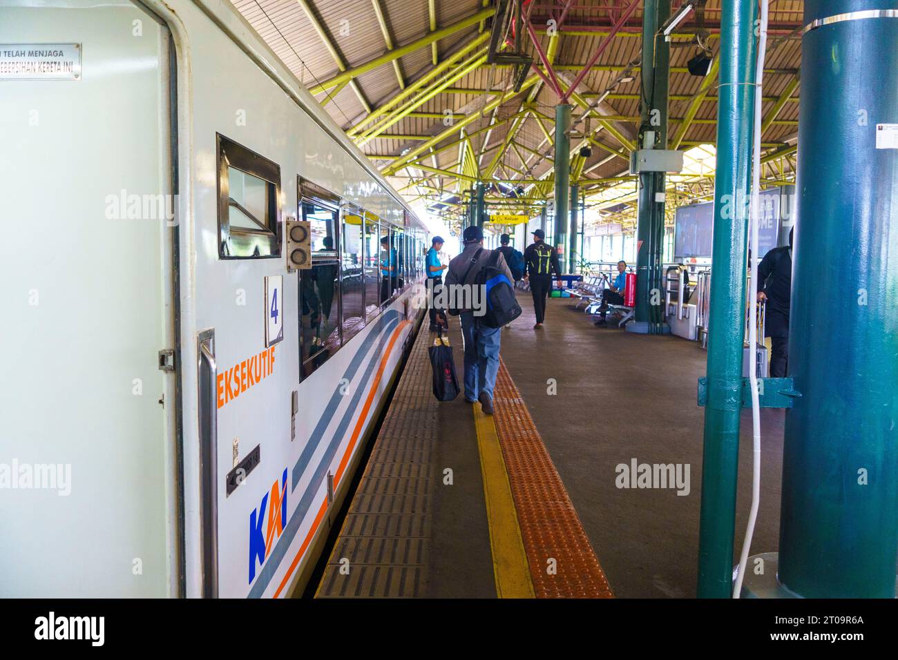 29 septembre 2023. Jakarta, Indonésie. Les passagers étaient occupés à transporter leurs affaires pour monter à bord d'un train qui attendait déjà à la gare de Gambir à Banque D'Images