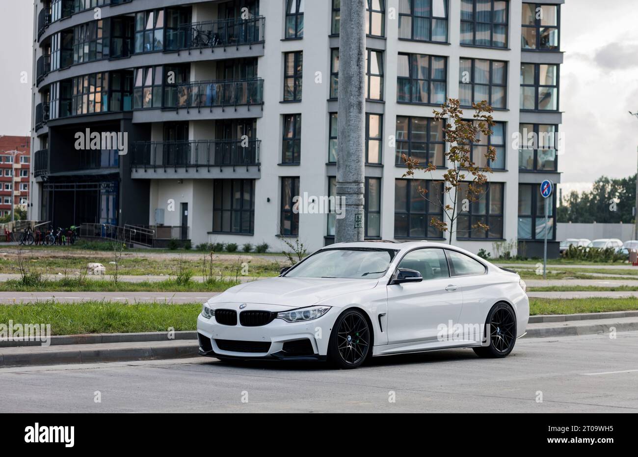 Minsk, Biélorussie, octobre 2023 - BMW blanche sur la route. automobile moderne de luxe Banque D'Images
