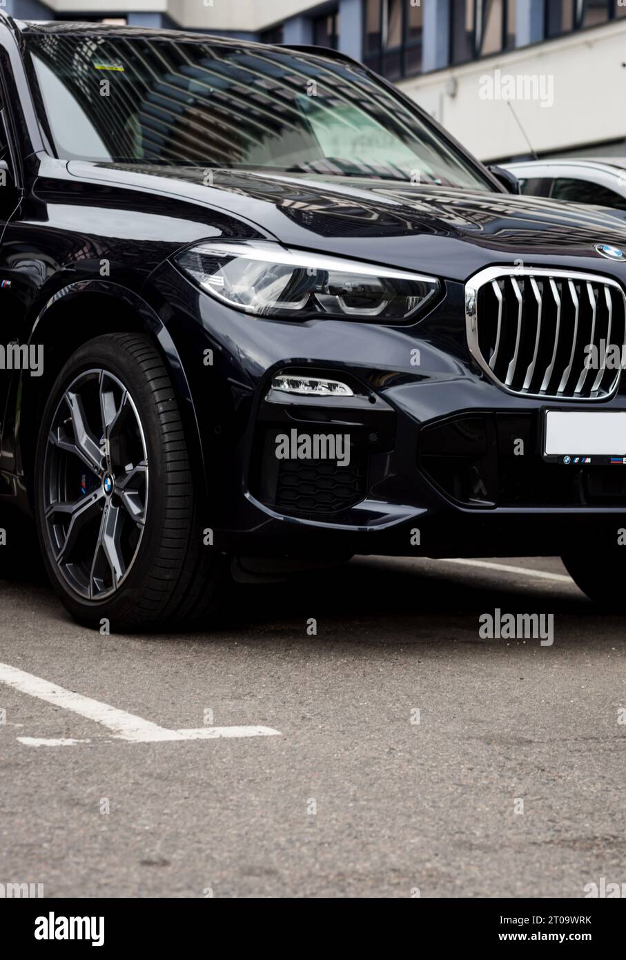 Minsk, Biélorussie, octobre 2023 - phare BMW et logo sur voiture noire Banque D'Images