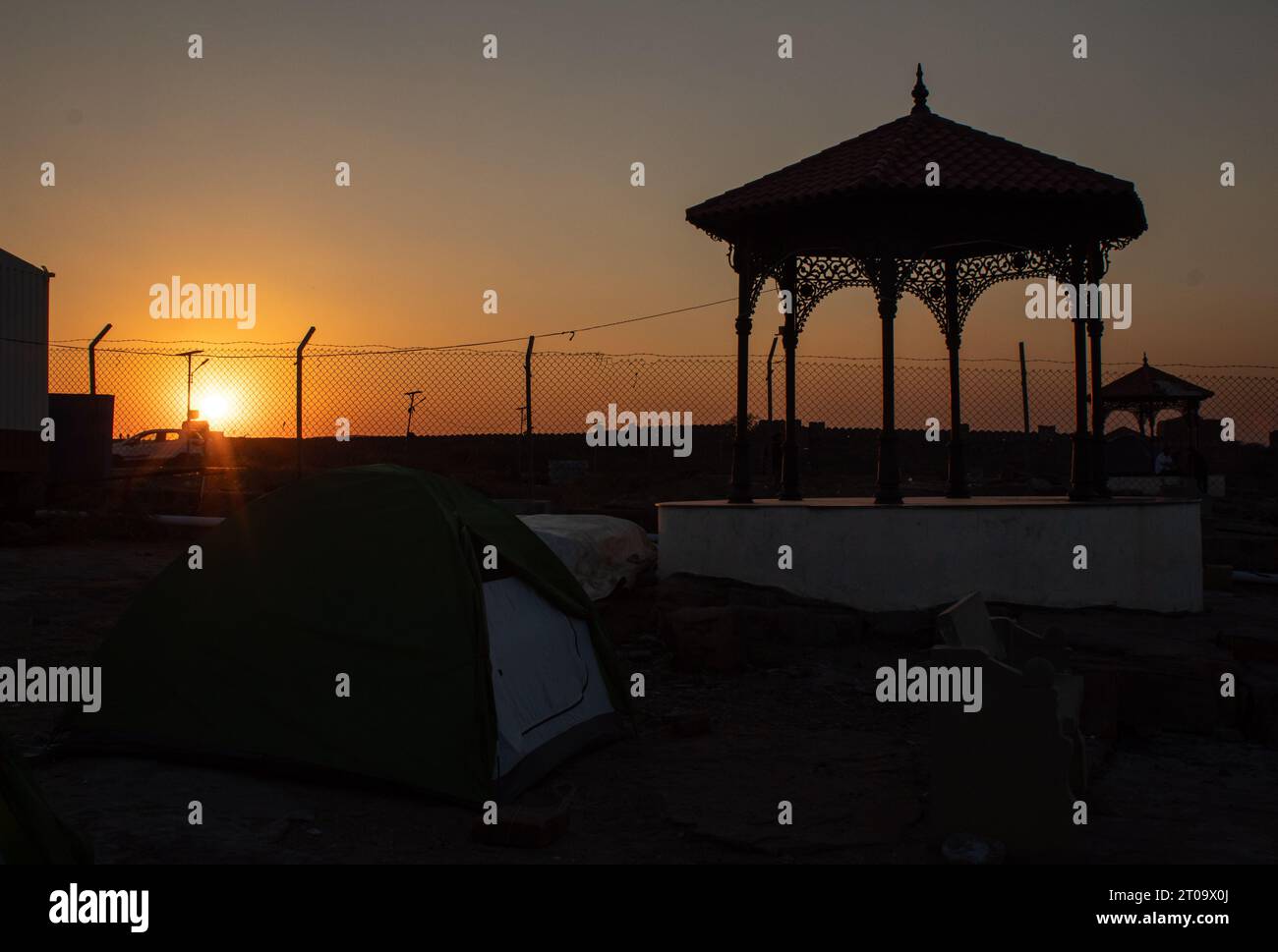 Image de silhouette de la belle arche pendant le lever du soleil et ciel doré ou ciel bleu en arrière-plan dans Gandikota Grand Canyon de l'Inde tourisme place lo Banque D'Images