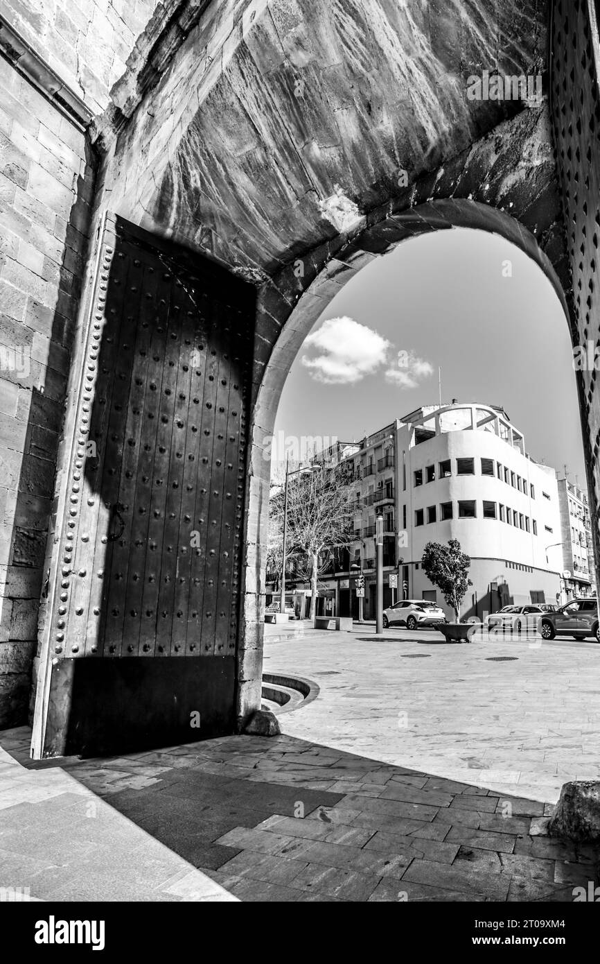Orihuela, Alicante, Espagne- 13 avril 2023 : Puerta de la Olma à côté du Collège diocésain de Santo Domingo et du couvent Banque D'Images