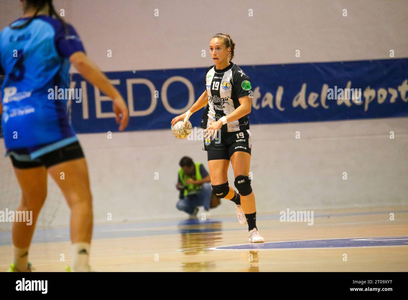 Oviedo, Espagne. 04 octobre 2023. Patricia Andreia da Silva (19), joueuse de la Costa del sol Malaga, avec le ballon lors de la 5e journée de la Liga Guerreras Iberdrola 2023-24 entre Lobas Global ATAC Oviedo et Costa del sol Malaga, le 4 octobre 2023, au Florida Arena Municipal Sports Center, à Oviedo, Espagne. (Photo Alberto Brevers/Pacific Press) crédit : Pacific Press Media production Corp./Alamy Live News Banque D'Images