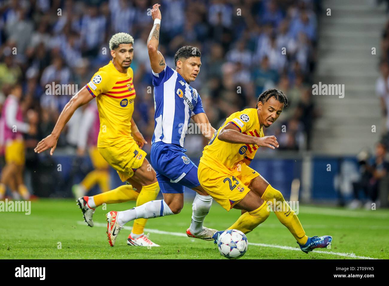 …(FC Porto) et …(FC Barcelone) en action lors de l’UEFA Champions League Group H, match 2 entre le FC Porto et le FC Barcelone Banque D'Images