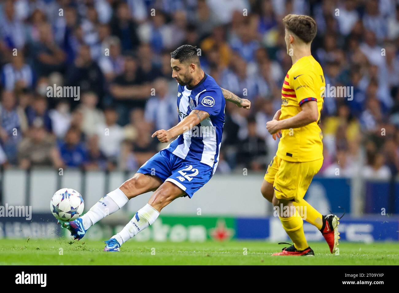 …(FC Porto) et …(FC Barcelone) en action lors de l’UEFA Champions League Group H, match 2 entre le FC Porto et le FC Barcelone Banque D'Images