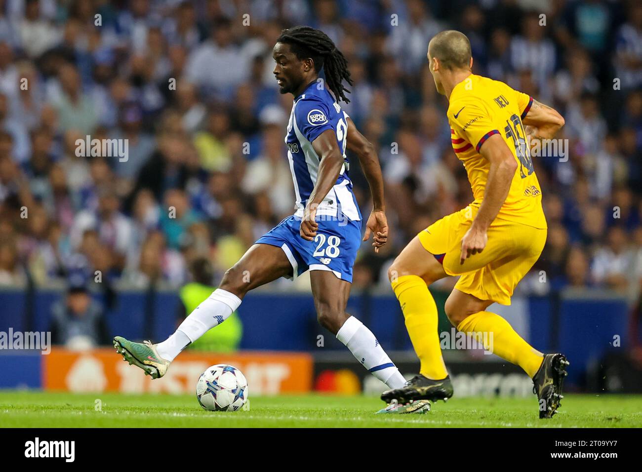 Romário Baró (Porto) et Oriol Romeu (Barcelone) en action lors du match 2 de l'UEFA Champions League Group H entre le FC Porto et le FC Barcelone Banque D'Images