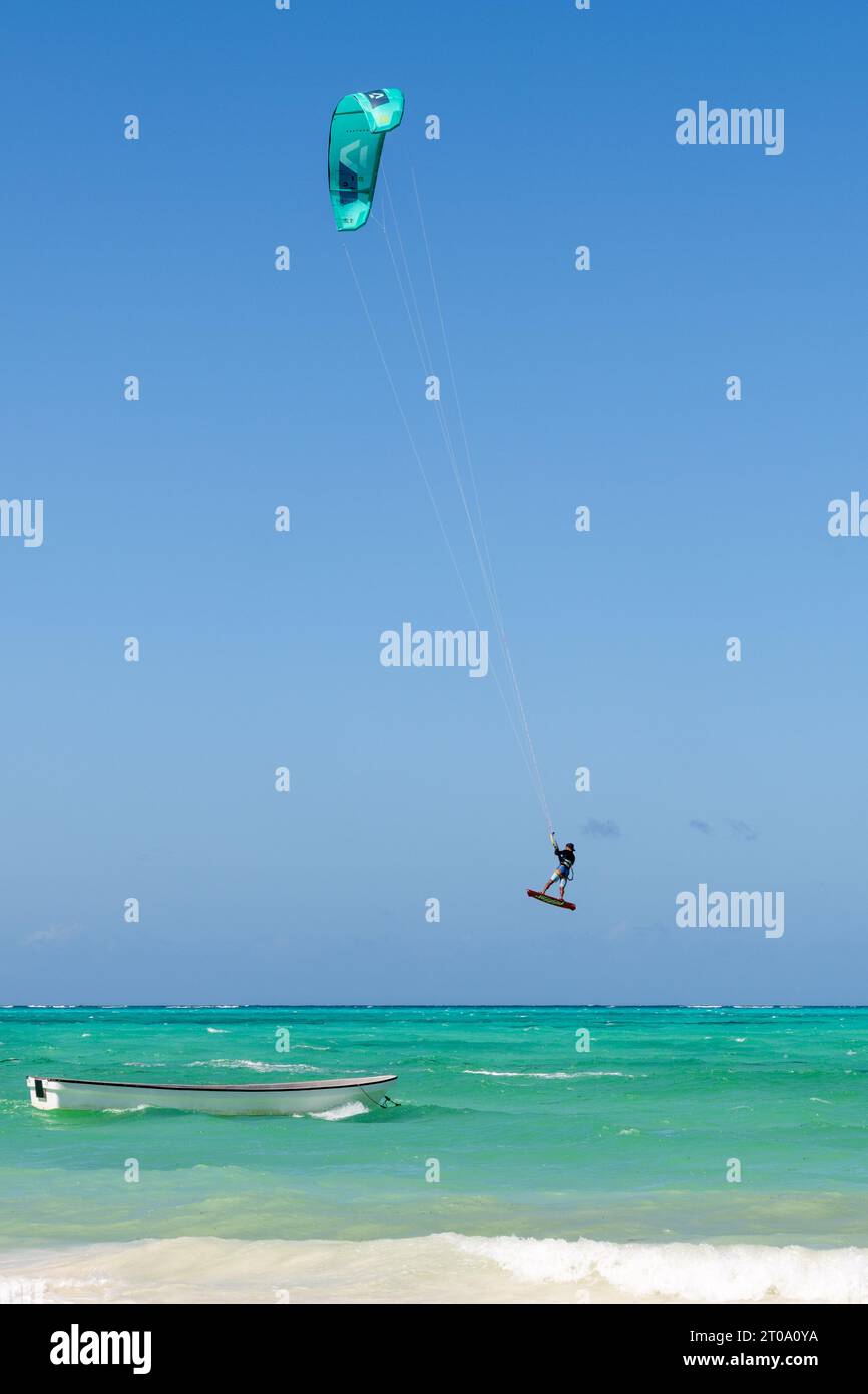 Kitesurf au large de la plage de Paje, Zanzibar Banque D'Images