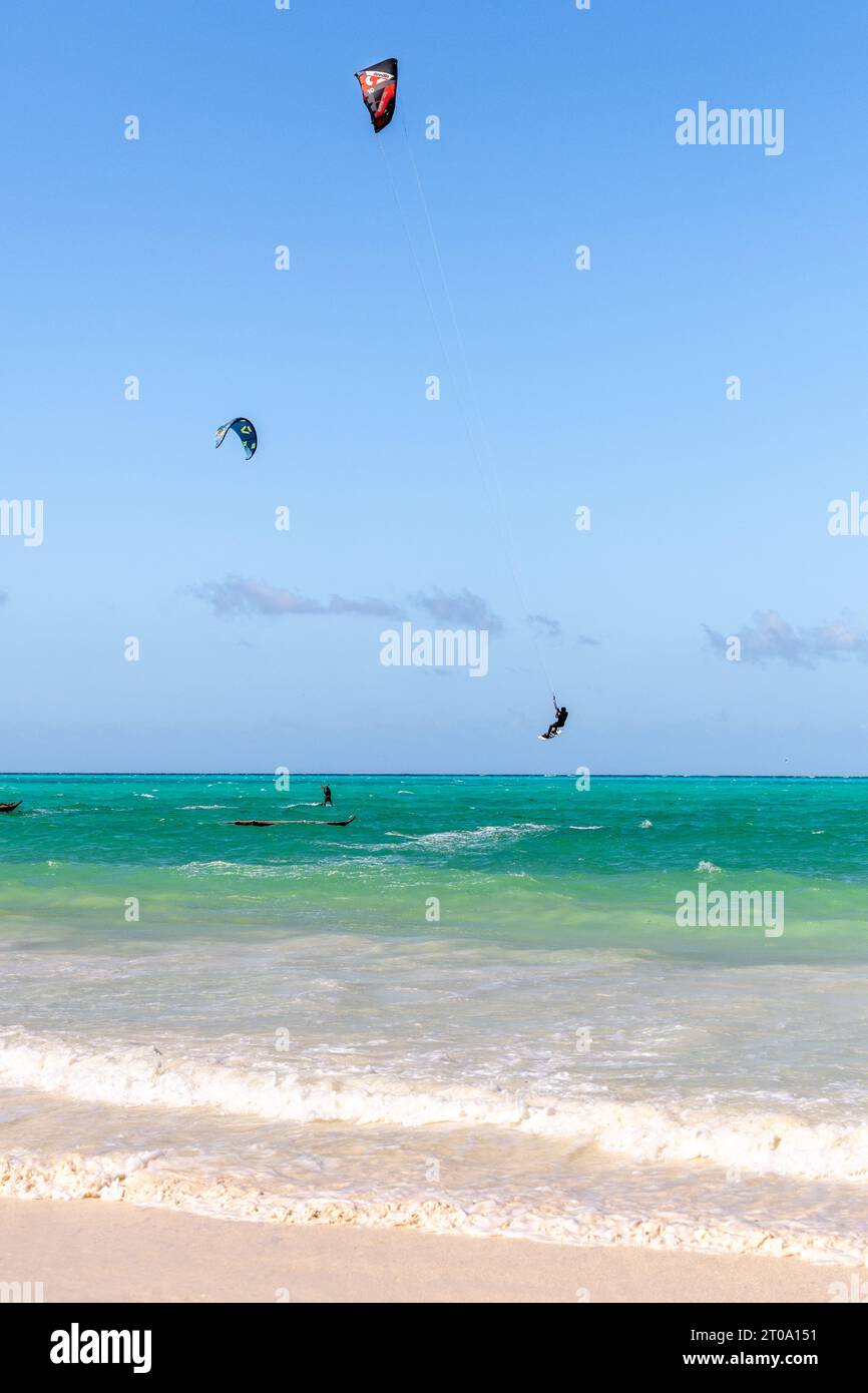 Kitesurf au large de la plage de Paje, Zanzibar Banque D'Images