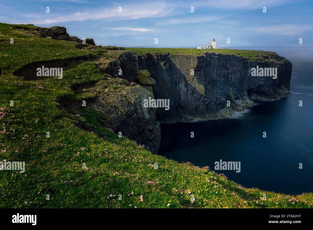 Formations rocheuses volcaniques et falaises à Eshaness, îles Shetland. Banque D'Images