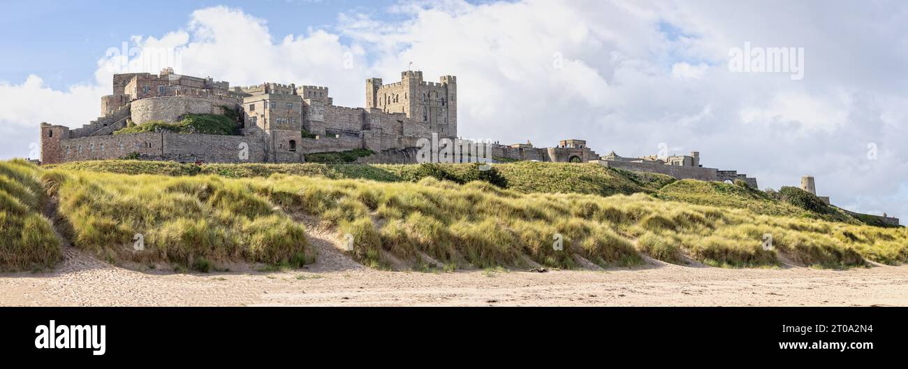 Vue panoramique sur la côte du château de Bamburgh s'élevant des dunes de sable à Bamburgh, Northumberland, Royaume-Uni le 25 septembre 2023 Banque D'Images