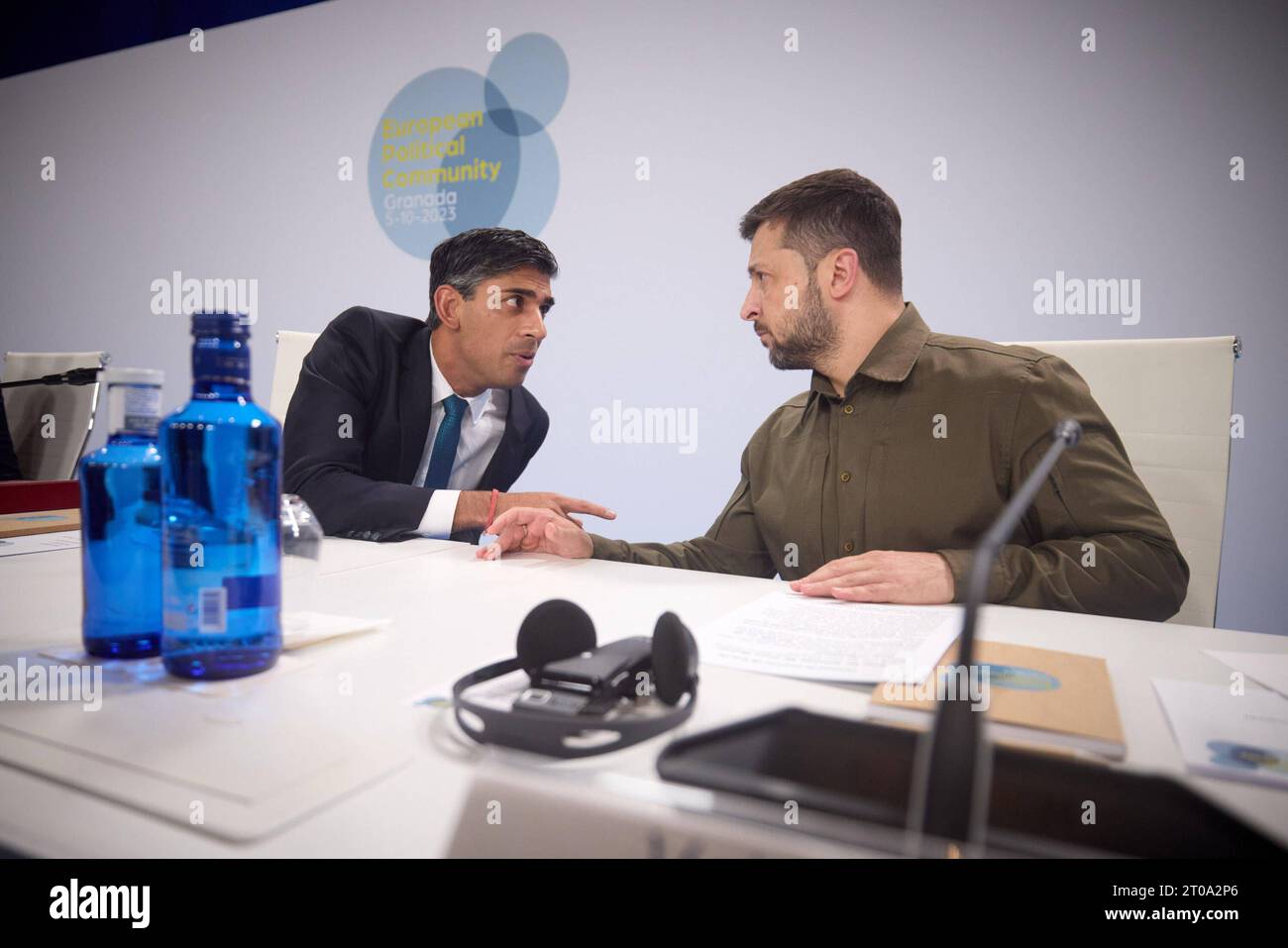 Praesident Wolodymyr Selenskyj auf dem Europa Gipfel à Granada am 05.10.2023.eu Summit mit Rishi SUNAK Premierminister GROSSBRITANNIEN. Le président se rend en Espagne pour participer au 3e sommet de la Communauté politique européenne. Foto:le Bureau présidentiel de l'Ukraine via SVEN SIMON Fotoagentur GmbH & Co. Pressefoto KG Prinzess-Luise-Str. 41 45479 M u e l h e i m/R u h r Tél. 0208/9413250 Fax. 0208/9413260 GLS Bank BLZ 430 609 67 KTO. 4030 025 100 IBAN DE75 4306 0967 4030 0251 00 BIC GENODEM1GLS www.svensimon.net *** Président Volodymyr Selenskyj au Sommet européen de Grenade le 05 10 2023 eu su C Banque D'Images