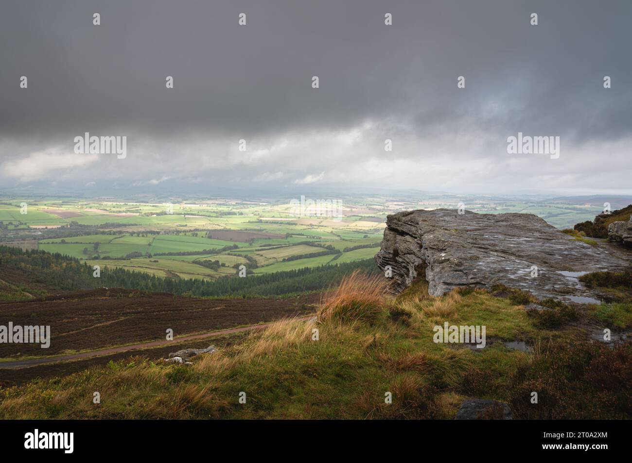 Simonside collines et rochers. Vues vers les Cheviots. Northumberland. Banque D'Images