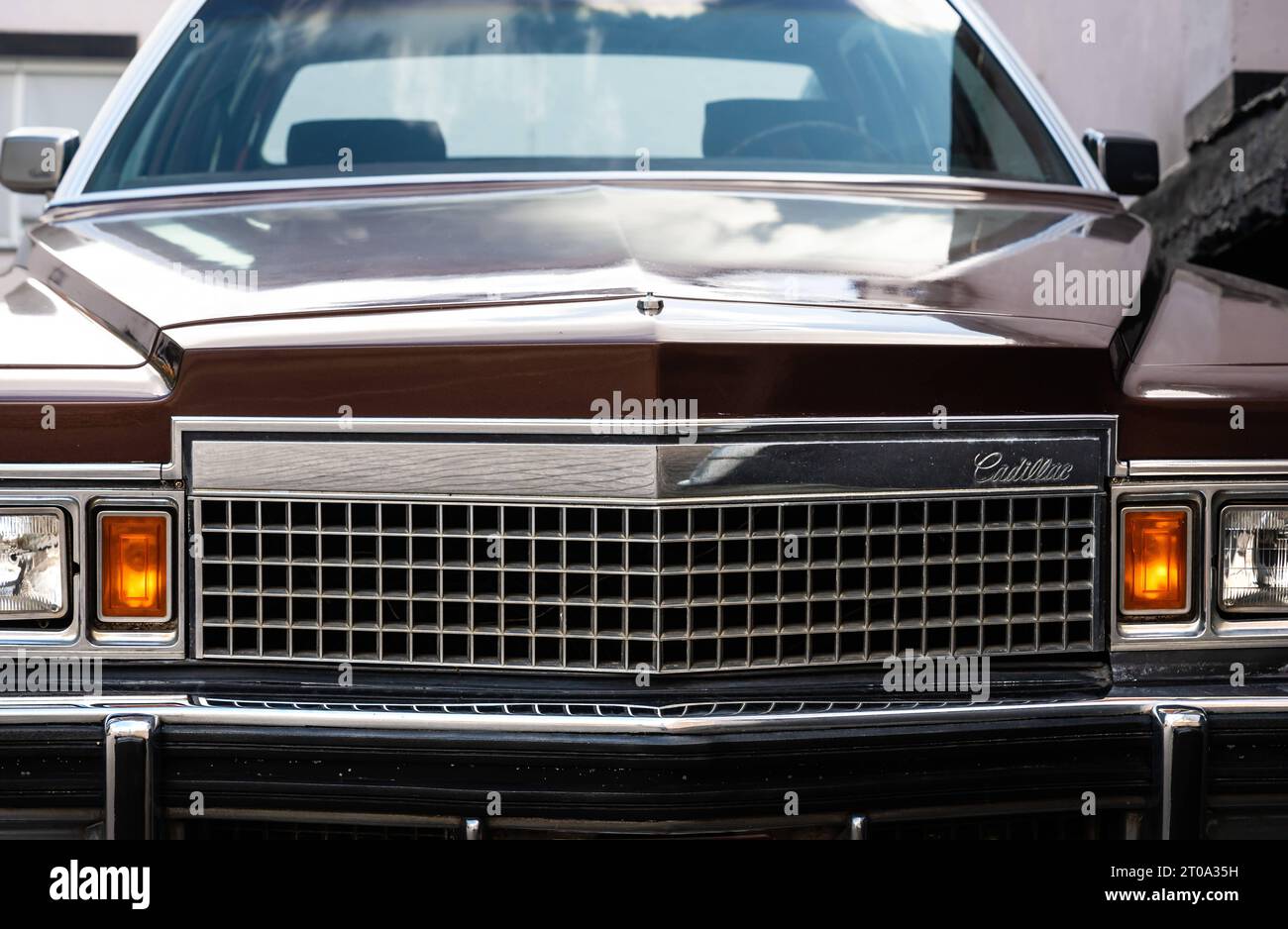 Koekelberg, région de Bruxelles-capitale, Belgique, le 23 septembre 2023 - détail de la calandre d'une voiture Sedan de ville Cadillac Banque D'Images