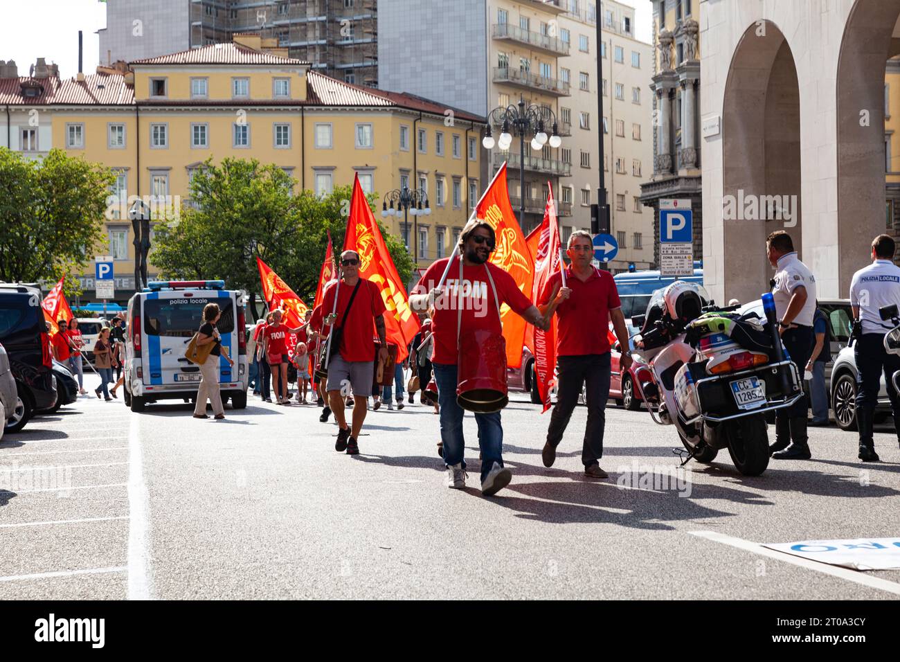 Trieste, Italie - 03 septembre 2022 : manifestants avec des drapeaux de la FIOM italienne et du syndicat CGIL lors de la manifestation contre les licenciements de travailleurs Banque D'Images