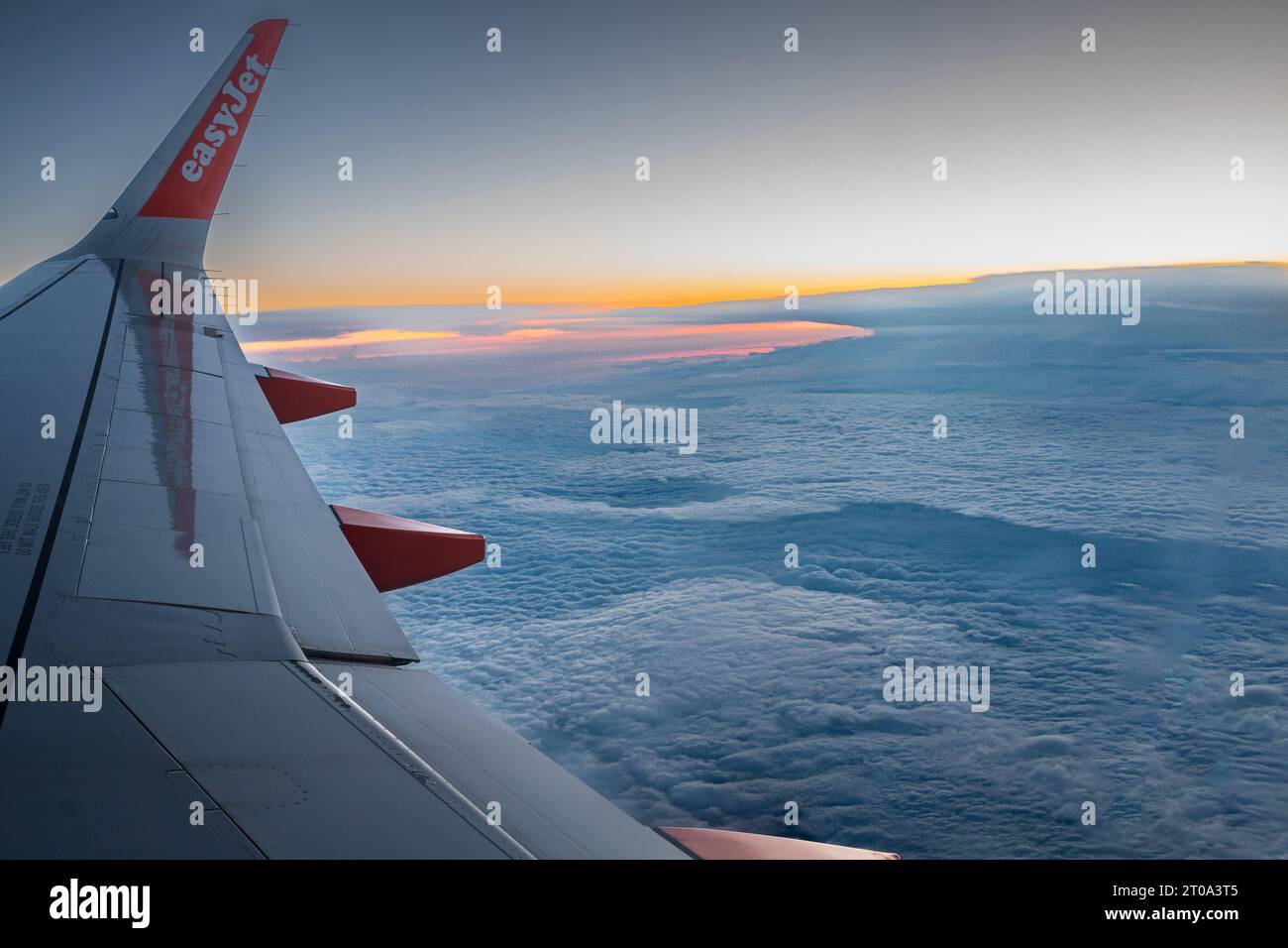 Jet WiNG haut au-dessus des nuages sur un vol de soirée. Banque D'Images