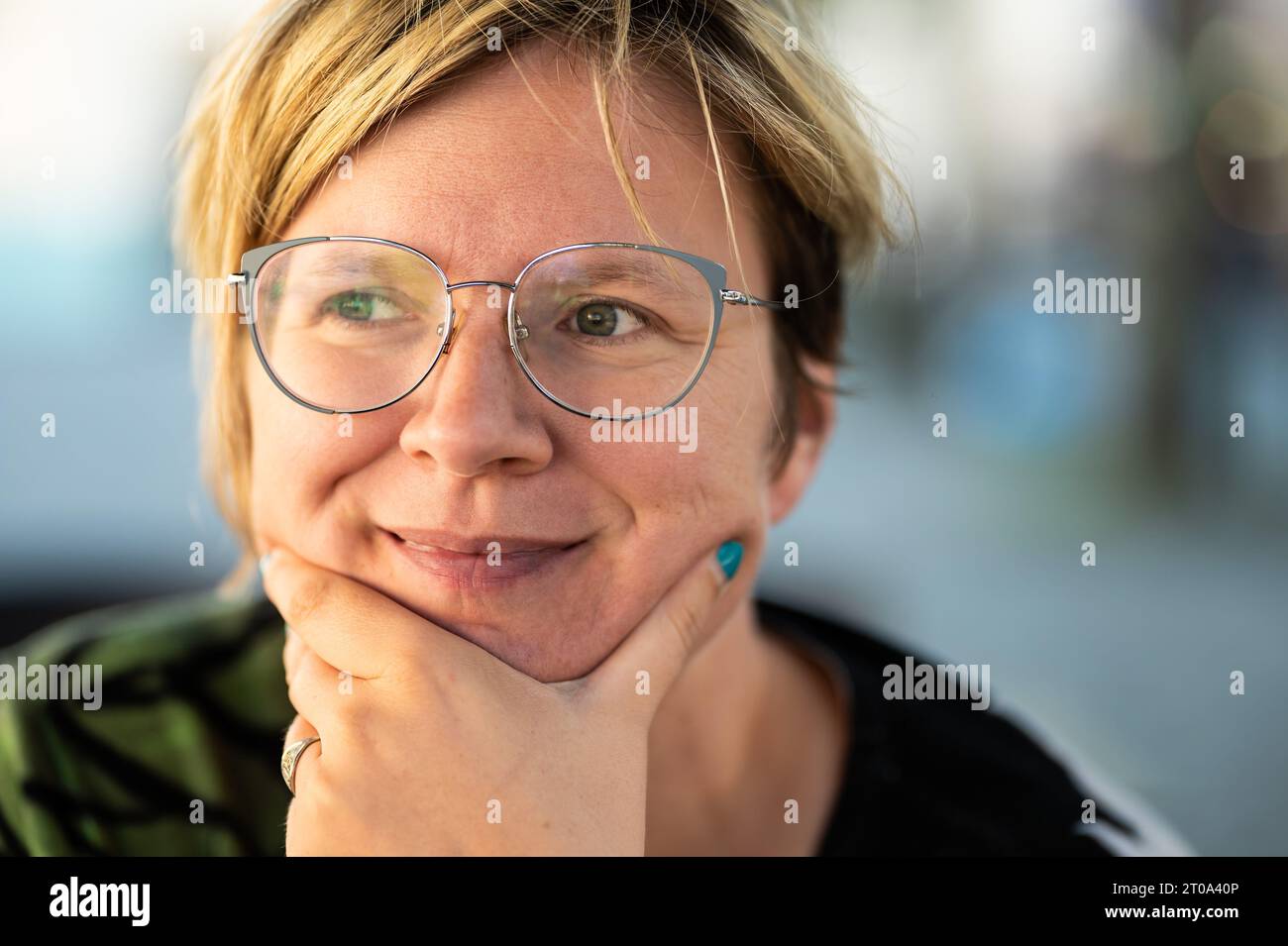 Portrait d'une femme blanche souriante de 37 ans, Bruxelles, Belgique Banque D'Images