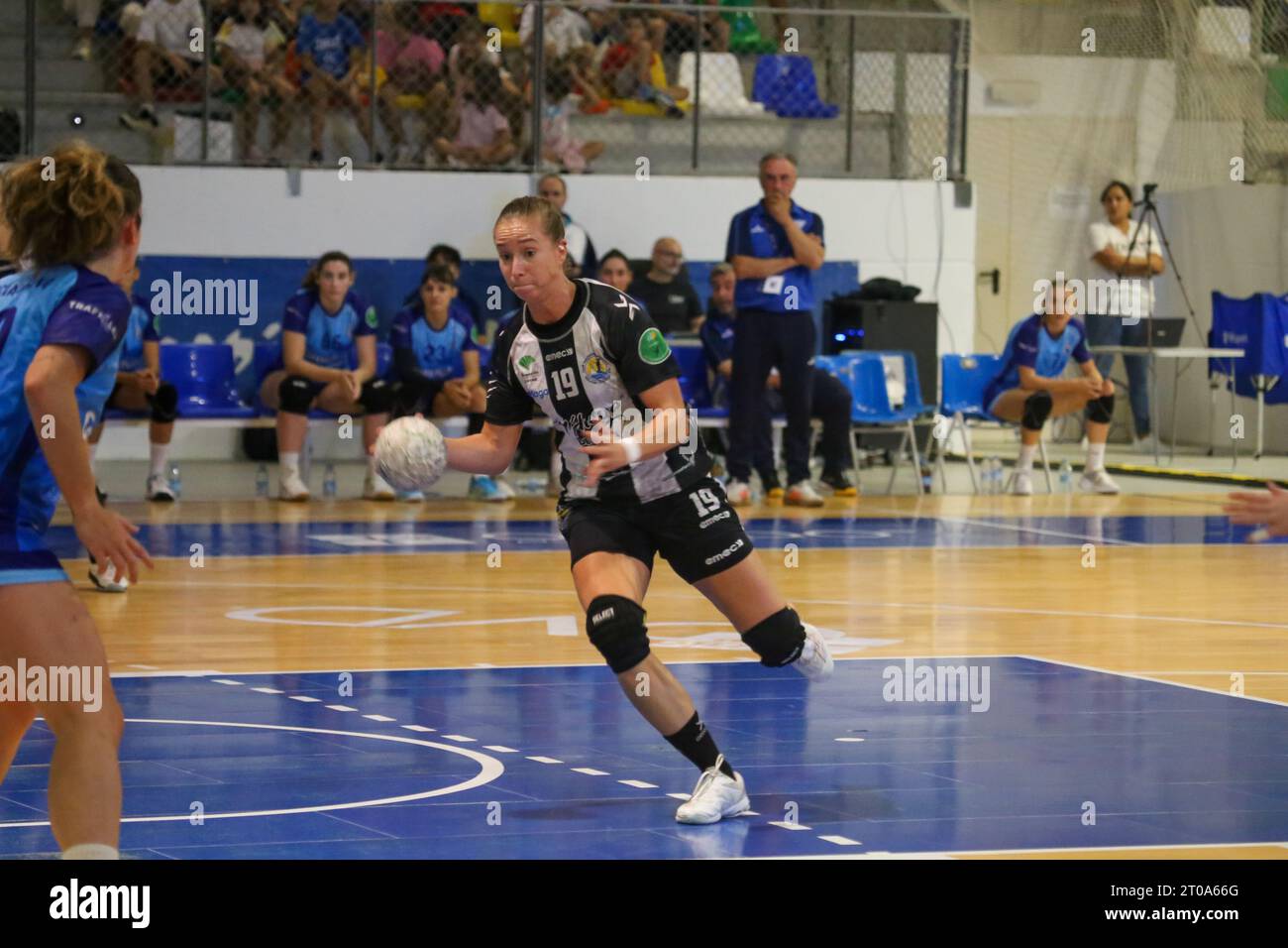 Oviedo, Asturies, Espagne. 4 octobre 2023. Oviedo, Espagne, 04 octobre 2023: Patricia Andreia da Silva (19), joueuse de la Costa del sol Malaga, court avec le ballon lors de la 5e journée de la Liga Guerreras Iberdrola 2023-24 entre Lobas Global ATAC Oviedo et Costa del sol Malaga, le 4 octobre 2023, au Florida Arena Municipal Sports Center, à Oviedo, Espagne. (Image de crédit : © Alberto Brevers/Pacific Press via ZUMA Press Wire) USAGE ÉDITORIAL SEULEMENT! Non destiné à UN USAGE commercial ! Banque D'Images