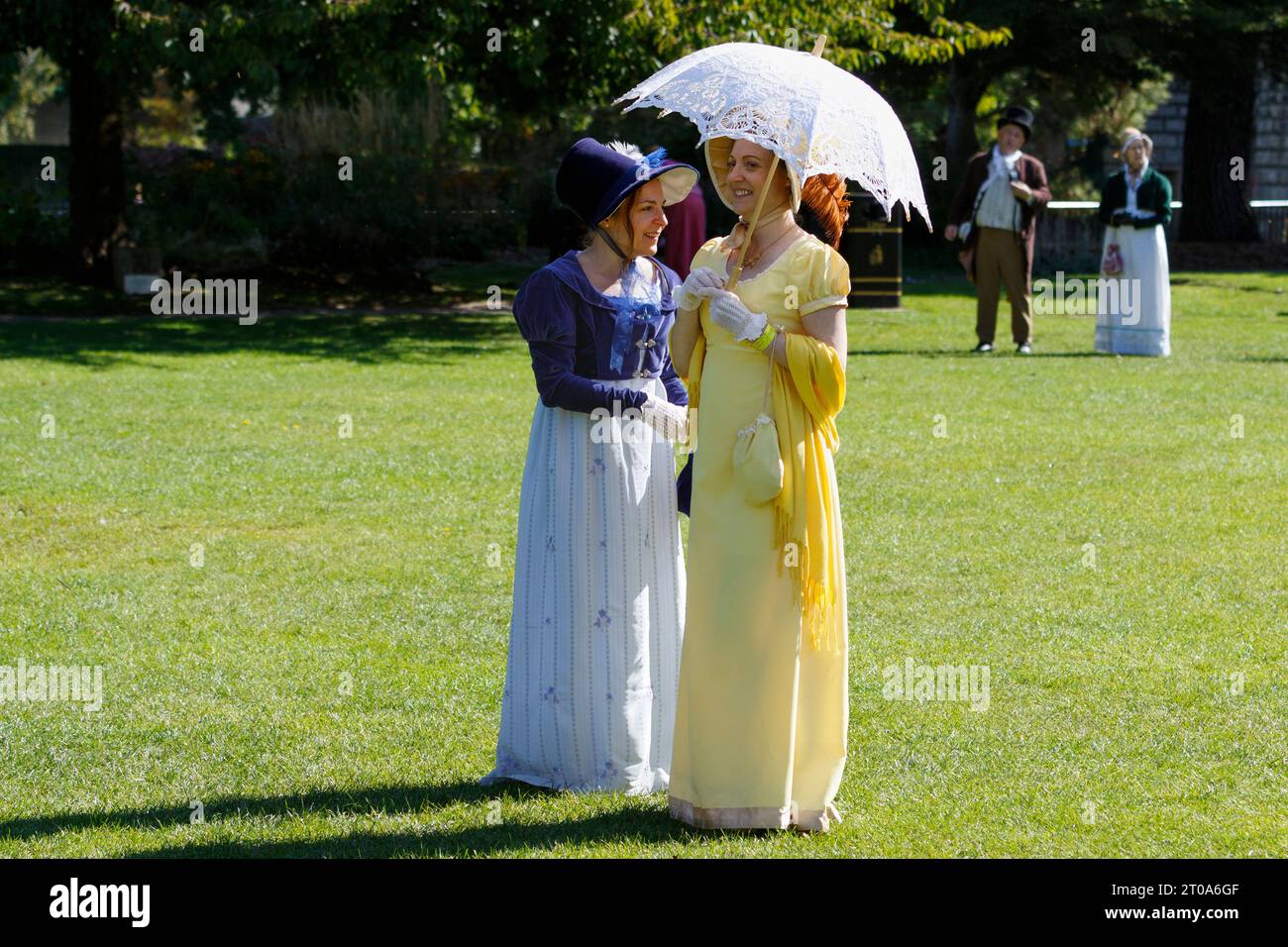 Bath, Royaume-Uni 14/09/2019 les fans du festival Jane Austen prennent part à la célèbre Promenade costumée Grand Regency. Banque D'Images