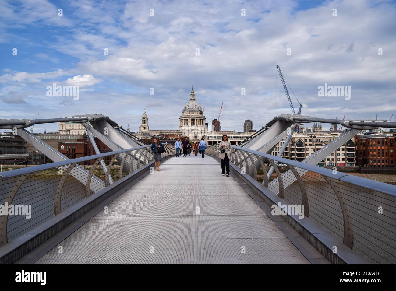 Londres, Royaume-Uni. 05 octobre 2023. Vue générale du pont du Millénaire et de la cathédrale Saint-Paul. Le pont piétonnier traversant la Tamise a été décrit comme « instable » et sera fermé à partir de la mi-octobre pour trois semaines de réparations. (Photo de Vuk Valcic/SOPA Images/Sipa USA) crédit : SIPA USA/Alamy Live News Banque D'Images