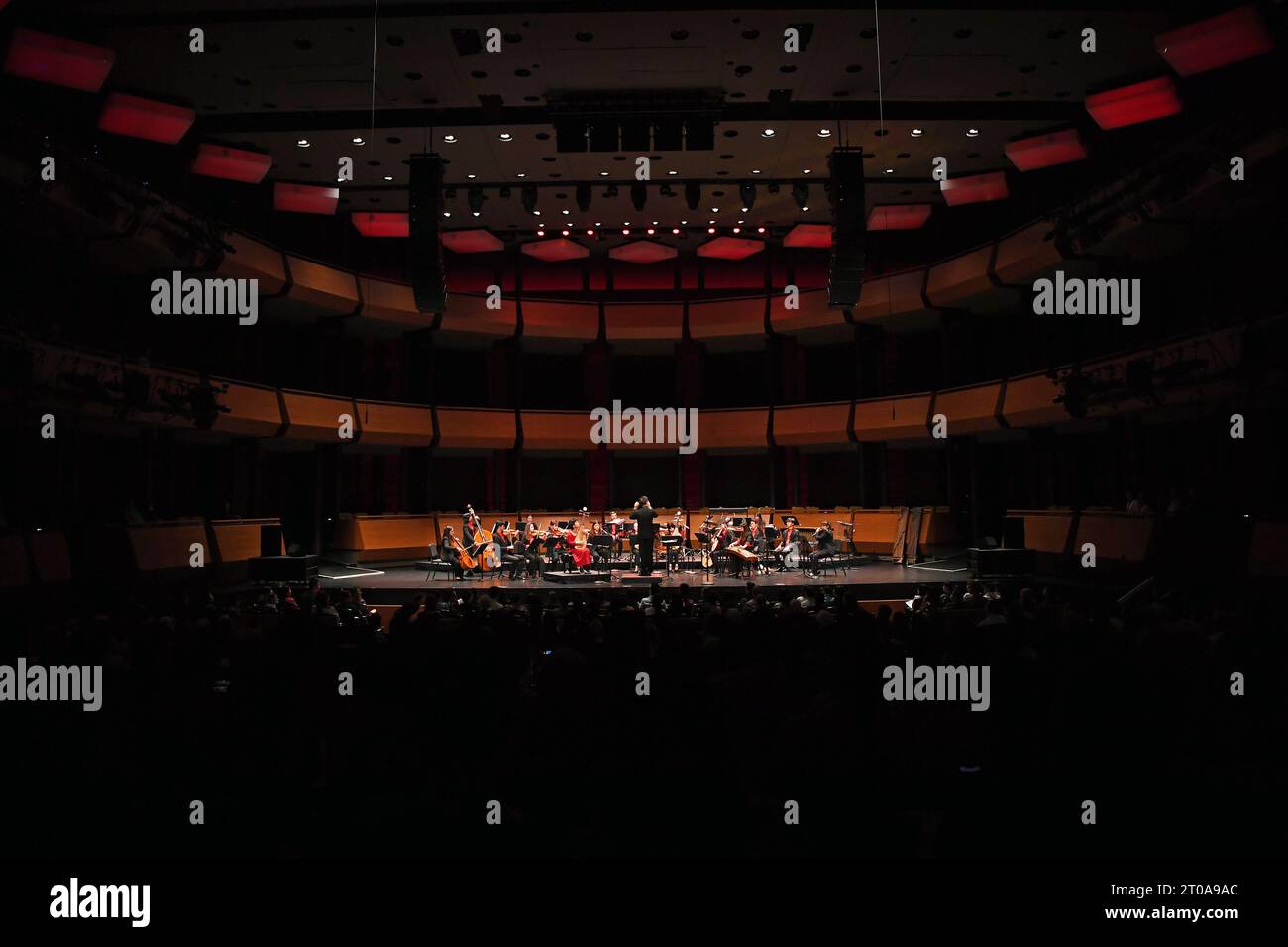 (231005) -- NEW YORK, 5 oct. 2023 (Xinhua) -- les membres du Bard East/West ensemble et le célèbre virtuose du pipa Wu Man se produisent lors du concert d'ouverture du sixième festival annuel China Now Music Festival au Rose Theater at Jazz au Lincoln Center à New York, aux États-Unis, le 4 octobre 2023. Le sixième festival annuel China Now Music Festival a débuté mercredi par un concert d'ouverture captivant à New York en présence du Bard East/West ensemble et du célèbre virtuose Wu Man, célébrant le thème de « The Bridge of Music ». (Xinhua/Li Rui) Banque D'Images