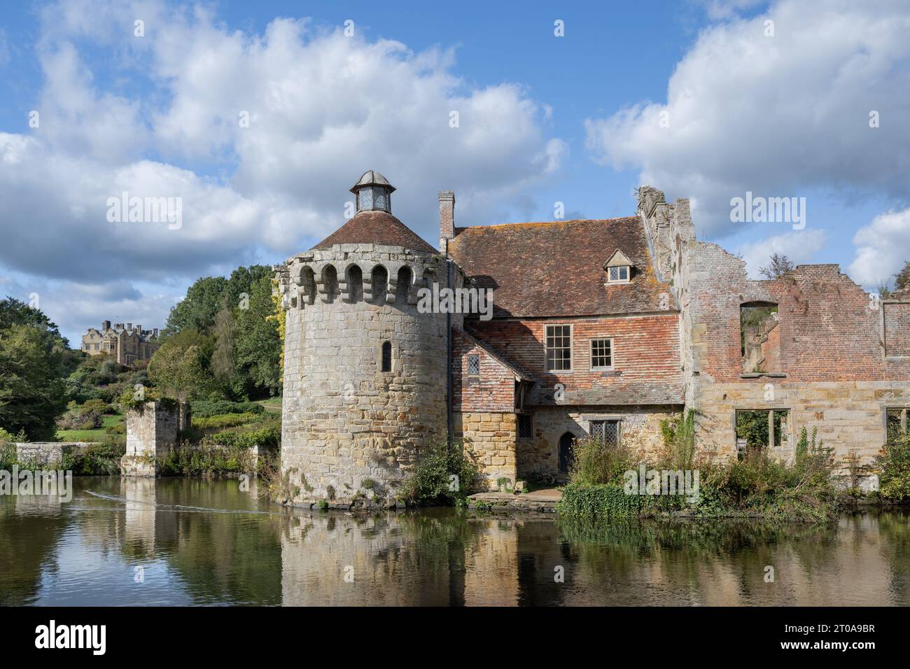 Ruines du château de Scotney avec réflexion d'eau sur les douves du château, Lamberhurst, Kent, Royaume-Uni Banque D'Images