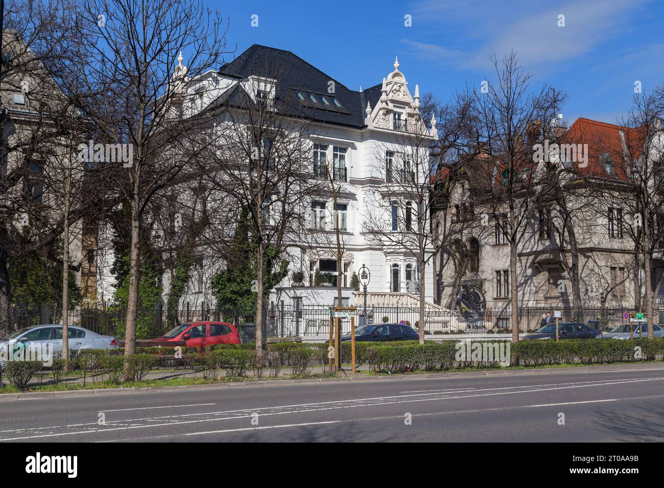 BUDAPEST, HONGRIE - MARTH 13, 2023 : c'est l'une des maisons (fin 19e ou début 20e siècle) sur l'avenue Andrassy. Banque D'Images