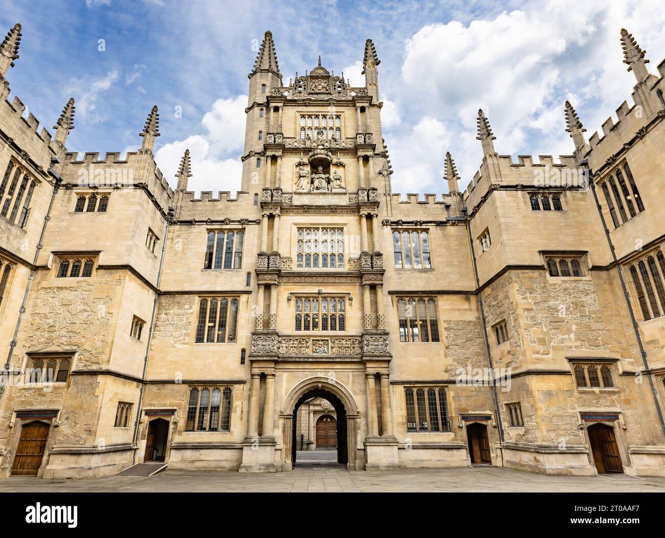 Oxford, Royaume-Uni - 18 mai 2023 : The Schools Quadrangle of the Bodleian Library, connu sous le nom de Old Schools ou The Old Library. Sa tour est l'entrée principale de t Banque D'Images