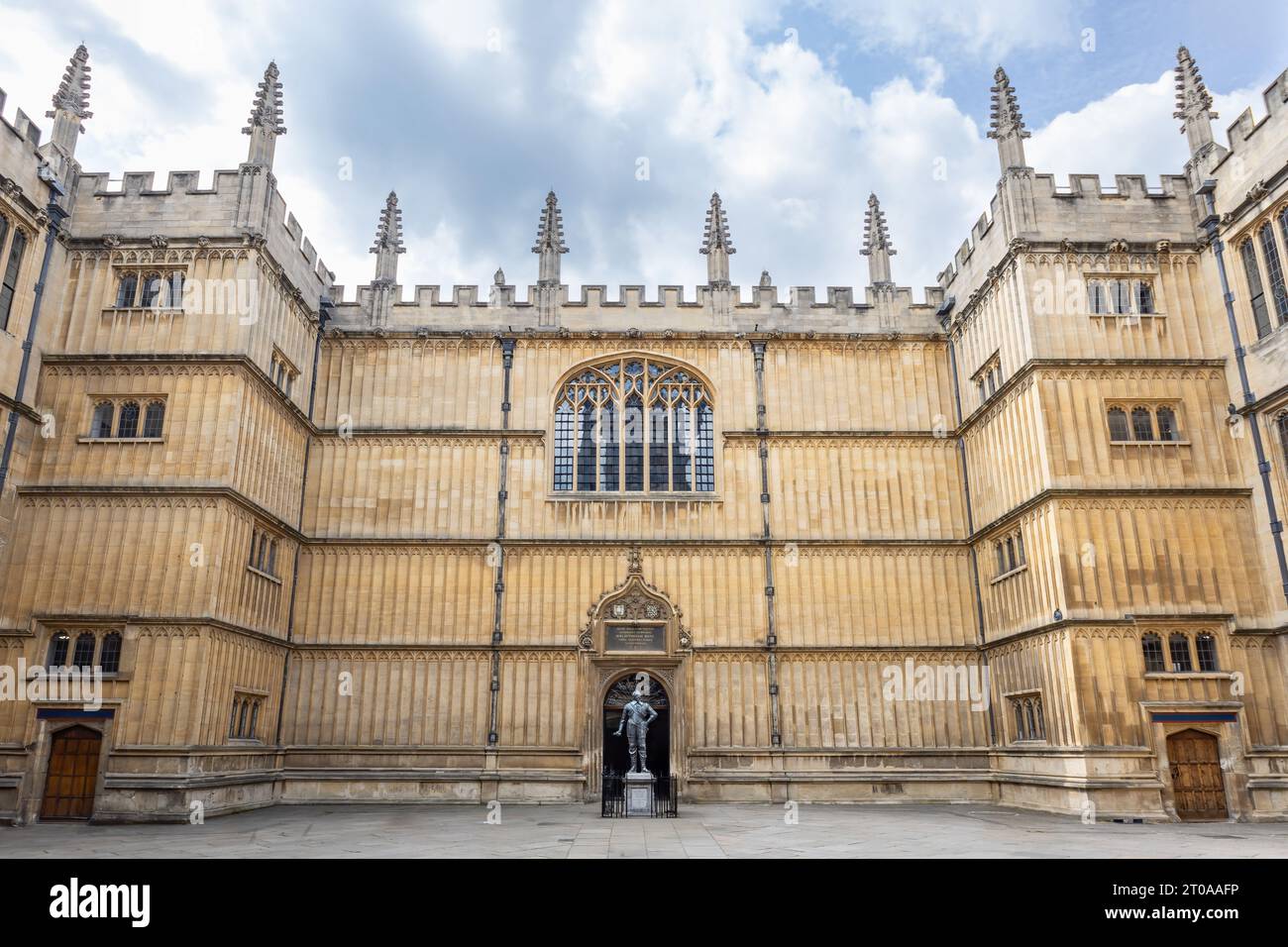 Grande porte sur Catte Street de l'entrée de la vieille bibliothèque Bodleian. La Bodleian Library est la principale bibliothèque de recherche de l'Université d'Oxford Banque D'Images