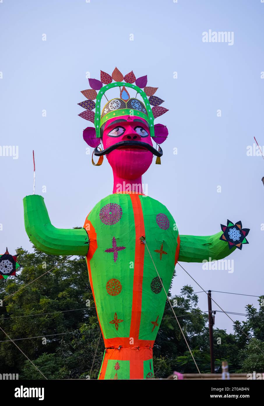 Sculpture colorée de Ravan faite à la main pendant le festival de Dussehra en Inde. Banque D'Images