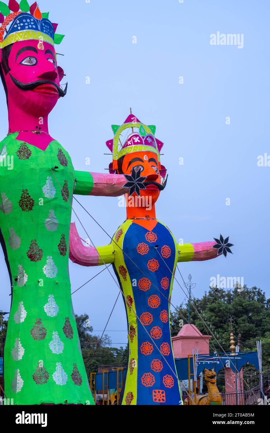 Sculpture colorée de Ravan faite à la main pendant le festival de Dussehra en Inde. Banque D'Images