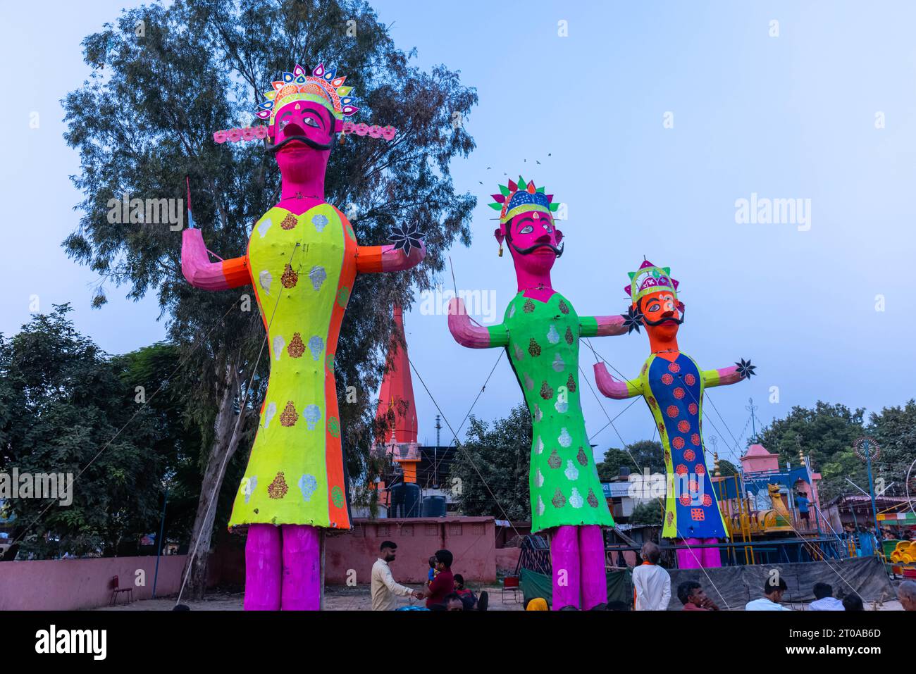 Sculpture colorée de Ravan faite à la main pendant le festival de Dussehra en Inde. Banque D'Images