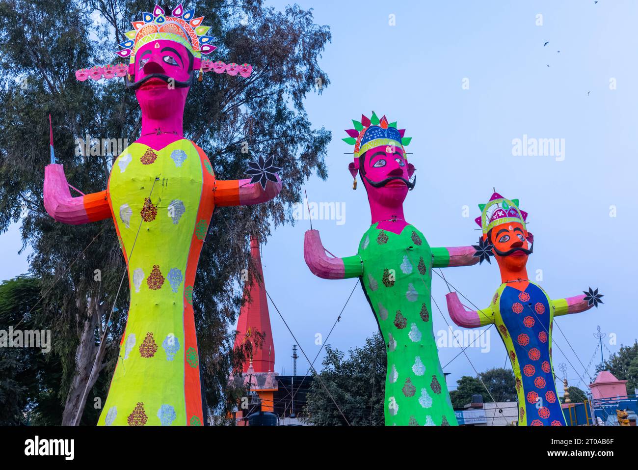 Sculpture colorée de Ravan faite à la main pendant le festival de Dussehra en Inde. Banque D'Images