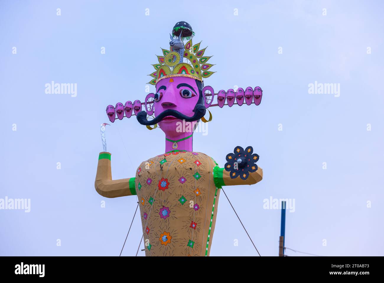 Sculpture colorée de Ravan faite à la main pendant le festival de Dussehra en Inde. Banque D'Images