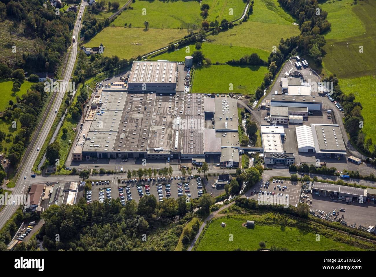 Luftbild, Gewerbegebiet am Lindhövel, Schulte Home GmbH Werksgelände, Valerius Logistik GmbH, Hachen, Sundern, Sauerland, Nordrhein-Westfalen, Deutschland ACHTUNGxMINDESTHONORARx60xEURO *** vue aérienne, parc industriel Am Lindhövel, site de l'usine Schulte Home GmbH, Valerius Logistik GmbH, Hachen, Sundern, Sauerland, Rhénanie du Nord-Westphalie, Allemagne ATTENTIONXMINESTHONORARx60xEURO crédit : Imago/Alamy Live News Banque D'Images