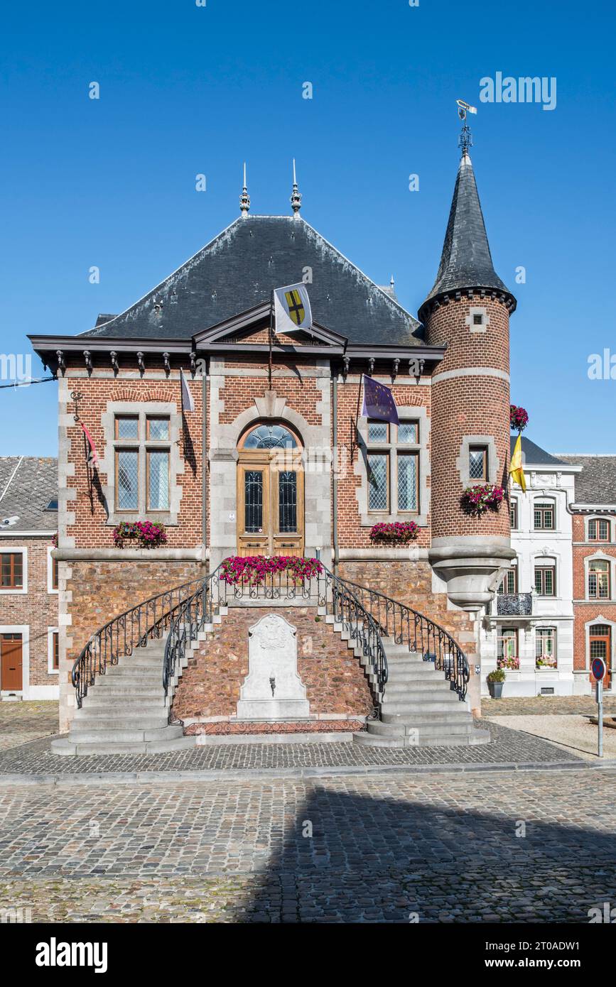 Hôtel de ville néo-Renaissance du 19e siècle / porte dans le village Clermont-sur-Berwinne près de Thimister-Clermont dans la province de Liège, Wallonie, Belgique Banque D'Images