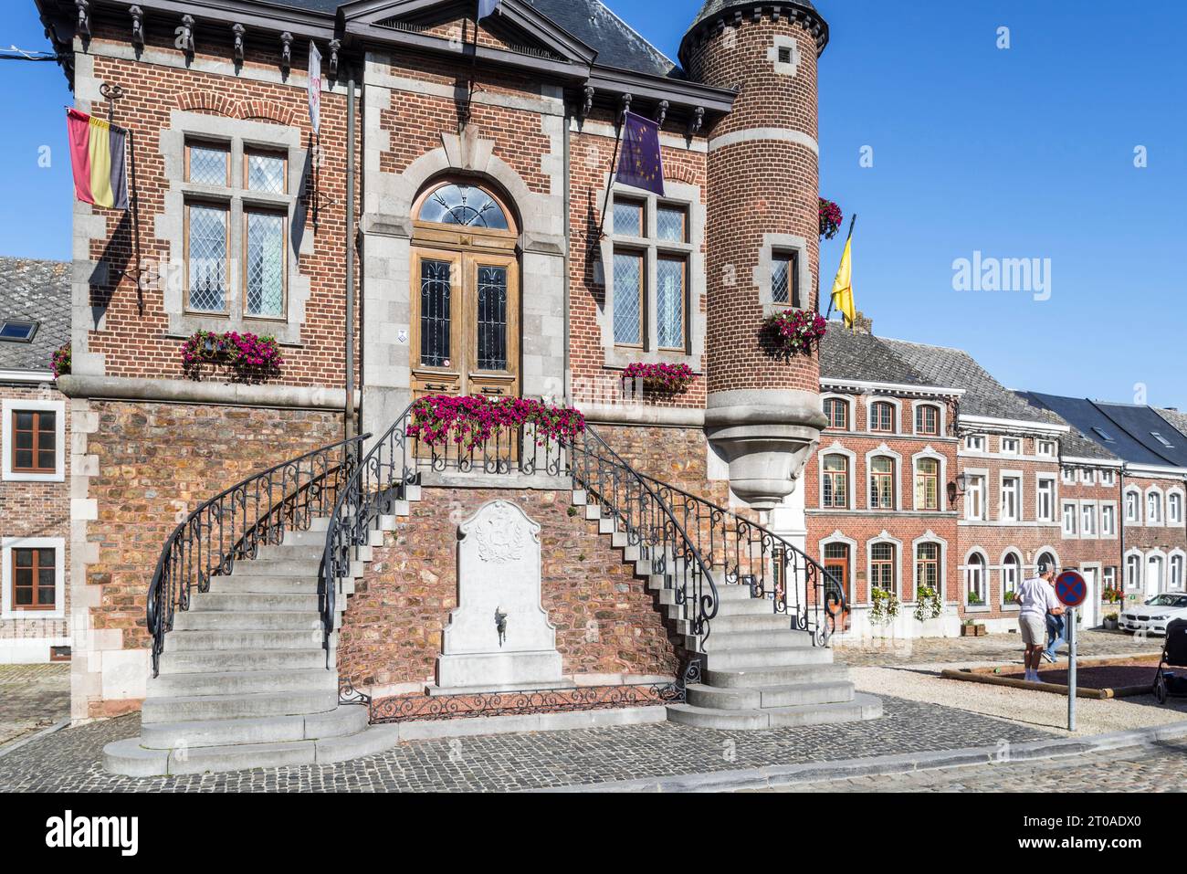 Hôtel de ville néo-Renaissance du 19e siècle / porte dans le village Clermont-sur-Berwinne près de Thimister-Clermont dans la province de Liège, Wallonie, Belgique Banque D'Images