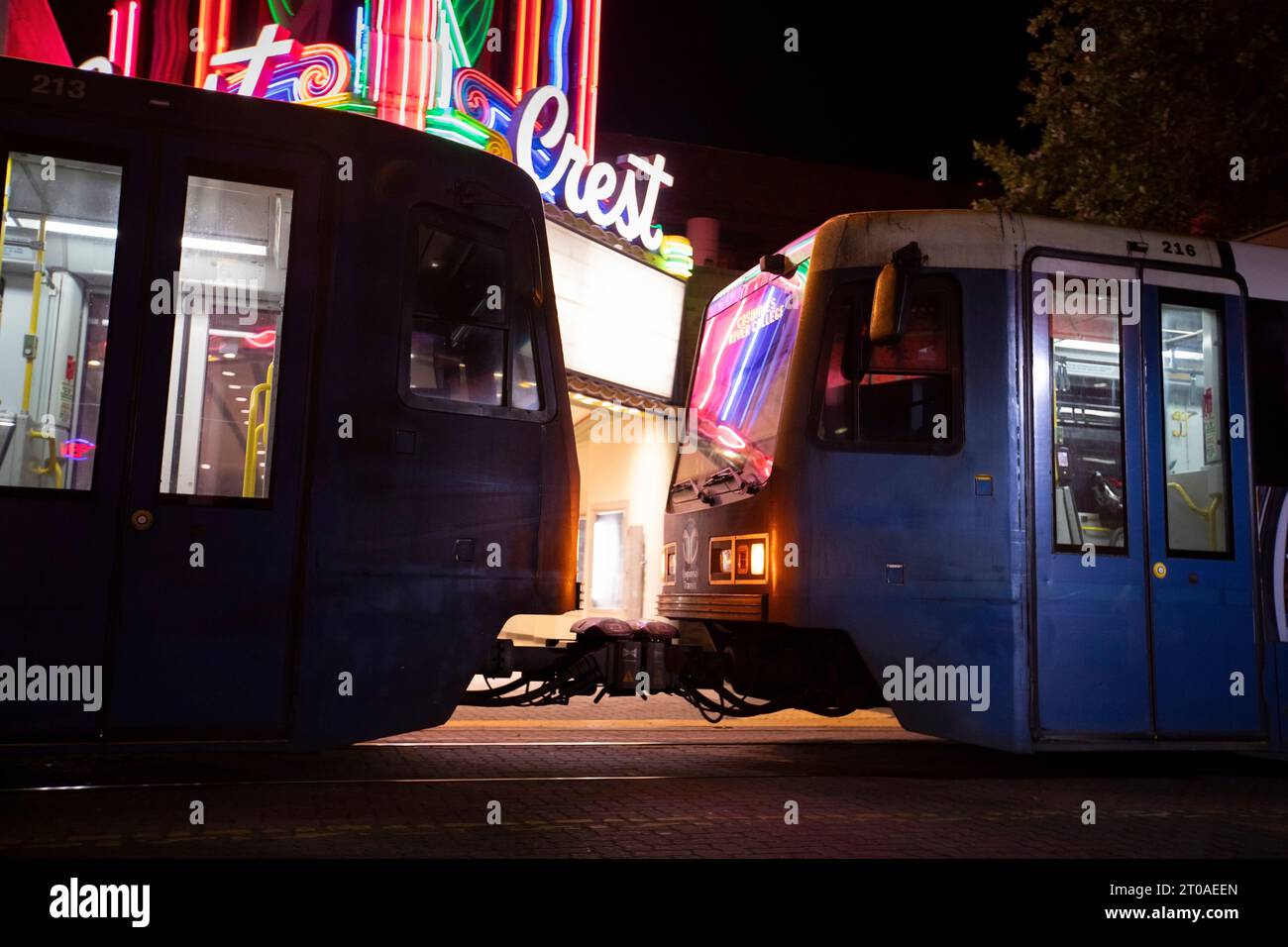 Sacramento, Californie, États-Unis - 16 juillet 2021 : un train léger SacRT s'arrête dans un arrêt du centre-ville de Sacramento devant un théâtre. Banque D'Images