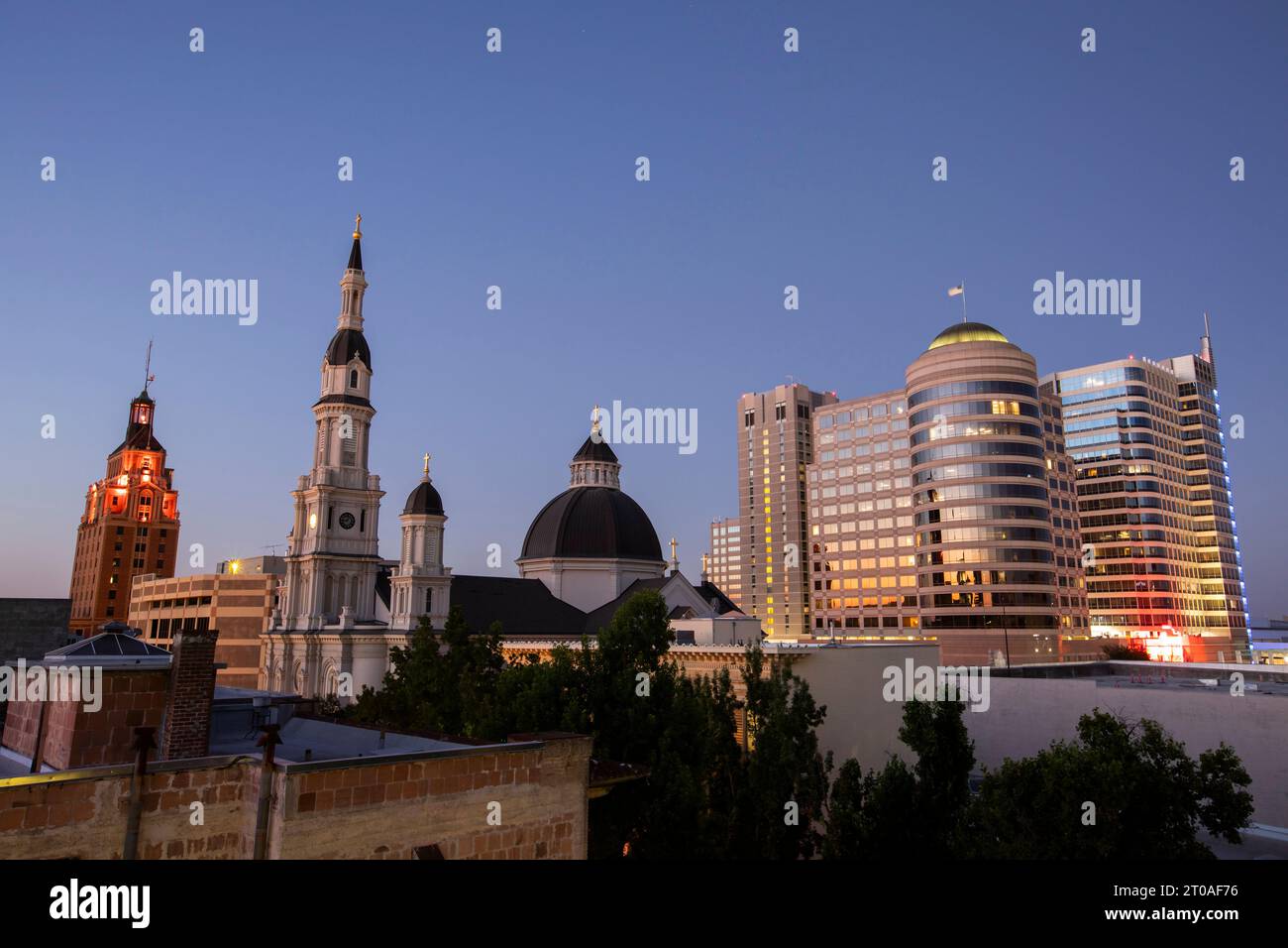 Vue au coucher du soleil sur les gratte-ciel du centre-ville de Sacramento, Californie, États-Unis. Banque D'Images