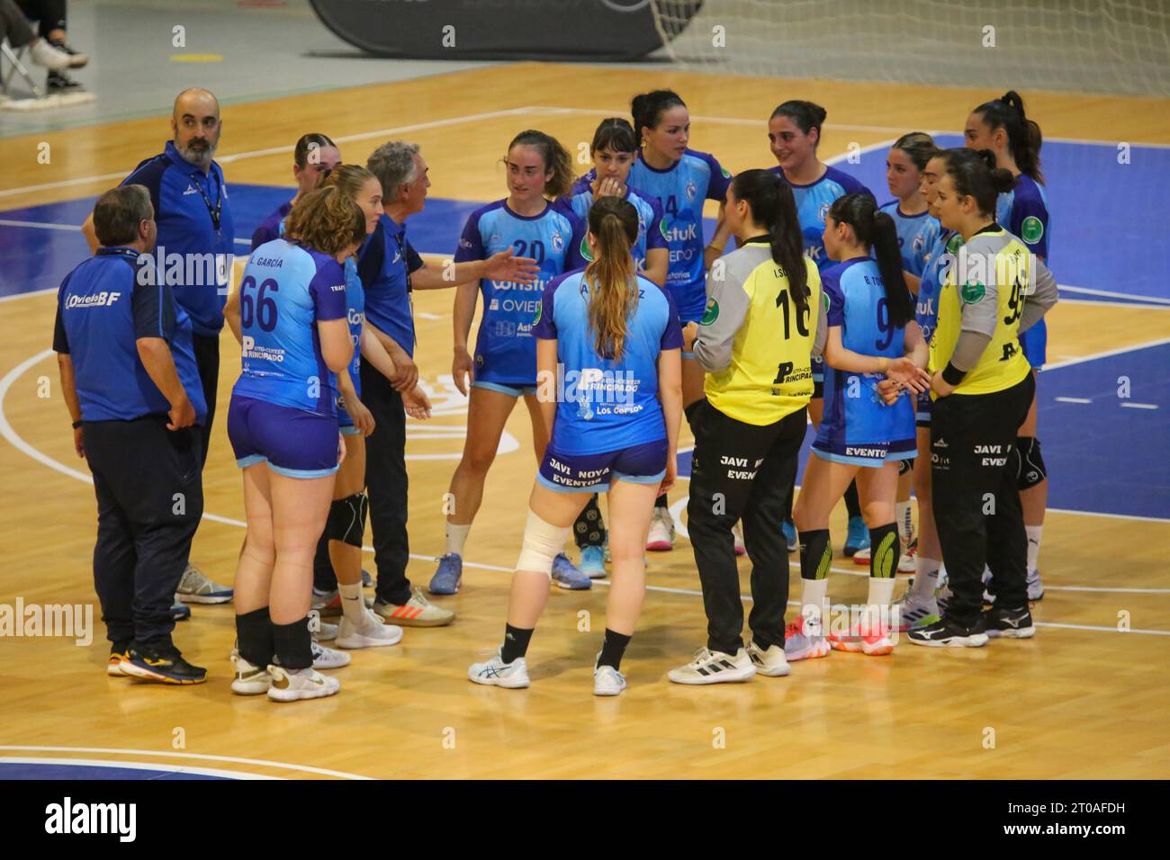 Oviedo, Espagne. 04 octobre 2023. Les joueurs de Lobas Global ATAC Oviedo à la fin du match lors de la 5e Journée de la Liga Guerreras Iberdrola 2023-24 entre Lobas Global ATAC Oviedo et Costa del sol Malaga, le 04 octobre 2023, au Florida Arena Municipal Sports Center, à Oviedo, Espagne. (Photo Alberto Brevers/Pacific Press/Sipa USA) crédit : SIPA USA/Alamy Live News Banque D'Images