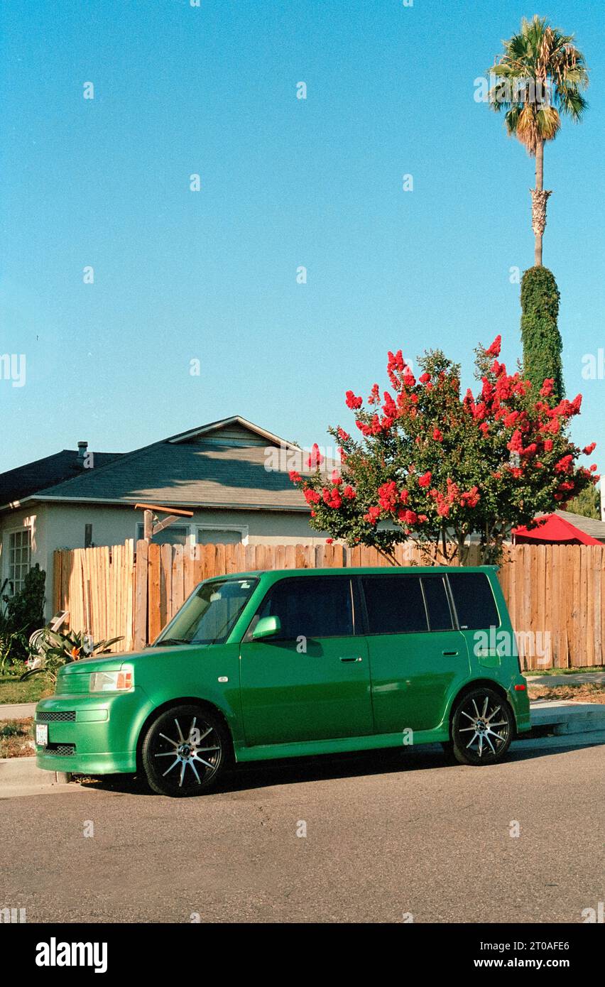 Voitures compactes vertes, Californie. Banque D'Images