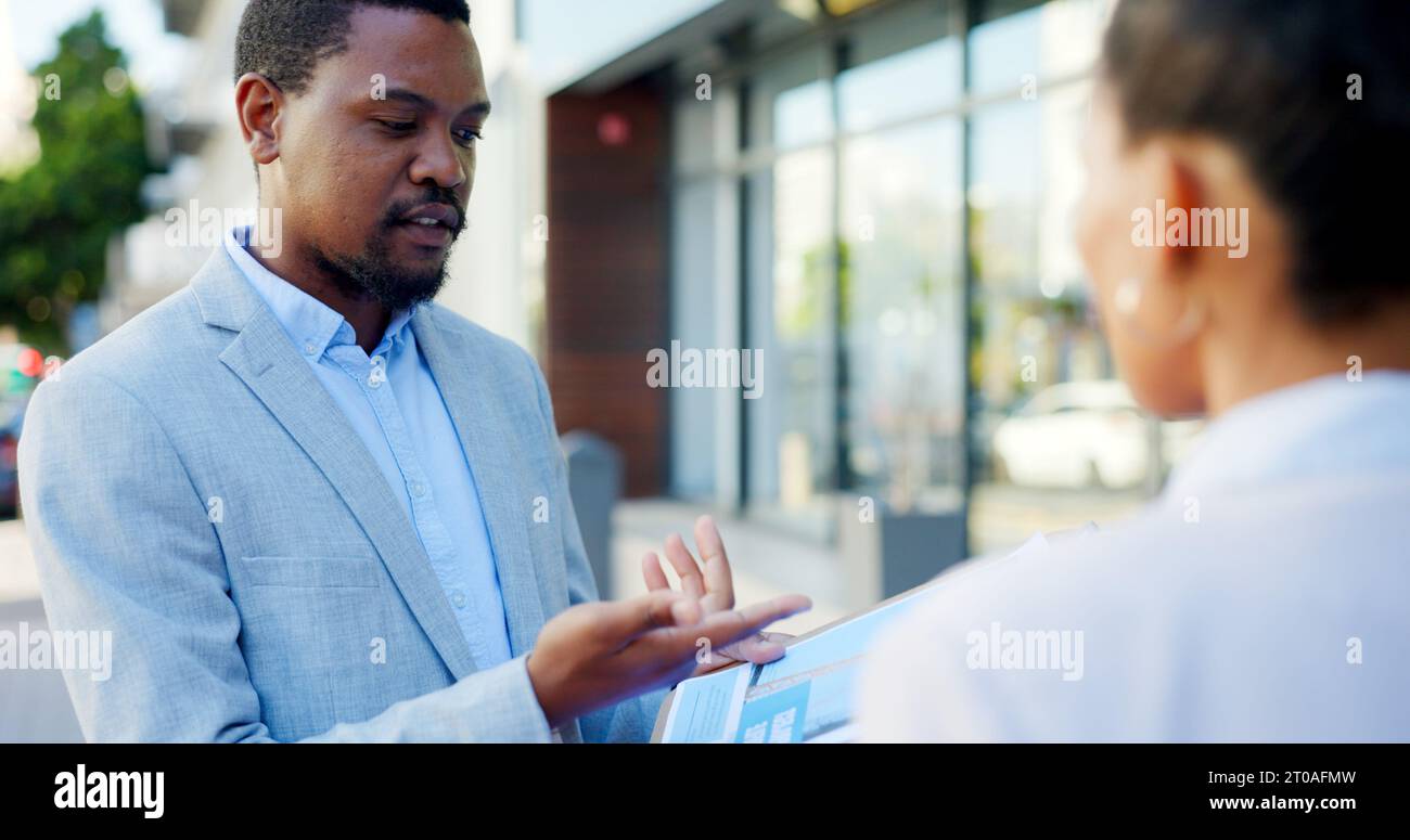 Ventes, assurance et un homme d'affaires ou un vendeur parlant à un client d'une affaire dans une ville ou une ville. Conseil, communication et agent masculin ayant un Banque D'Images