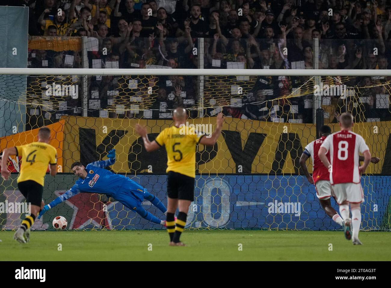 Ajax's Steven Bergwijn scores a penalty, the opening goal of his team, during the Europa League Group B soccer match between AEK Athens and Ajax at the OPAP Arena in Athens, Greece, Thursday, Oct. 5, 2023. (AP Photo/Thanassis Stavrakis) Banque D'Images