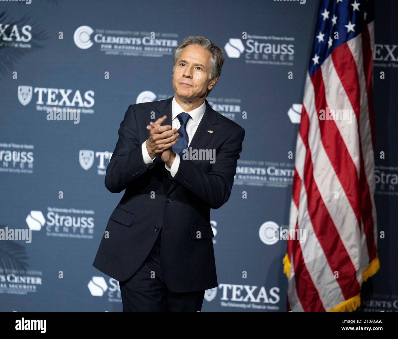 Austin, Texas, États-Unis. 4 octobre 2023. Le secrétaire d'État américain ANTONY BLINKEN arrive sur scène avant de diriger une discussion sur la politique étrangère à l'auditorium Hogg de l'Université du Texas alors qu'il se rend au Texas le 4 octobre 2023 avant une visite d'État au Mexique cette semaine. (Image de crédit : © Bob Daemmrich/ZUMA Press Wire) USAGE ÉDITORIAL SEULEMENT! Non destiné à UN USAGE commercial ! Banque D'Images