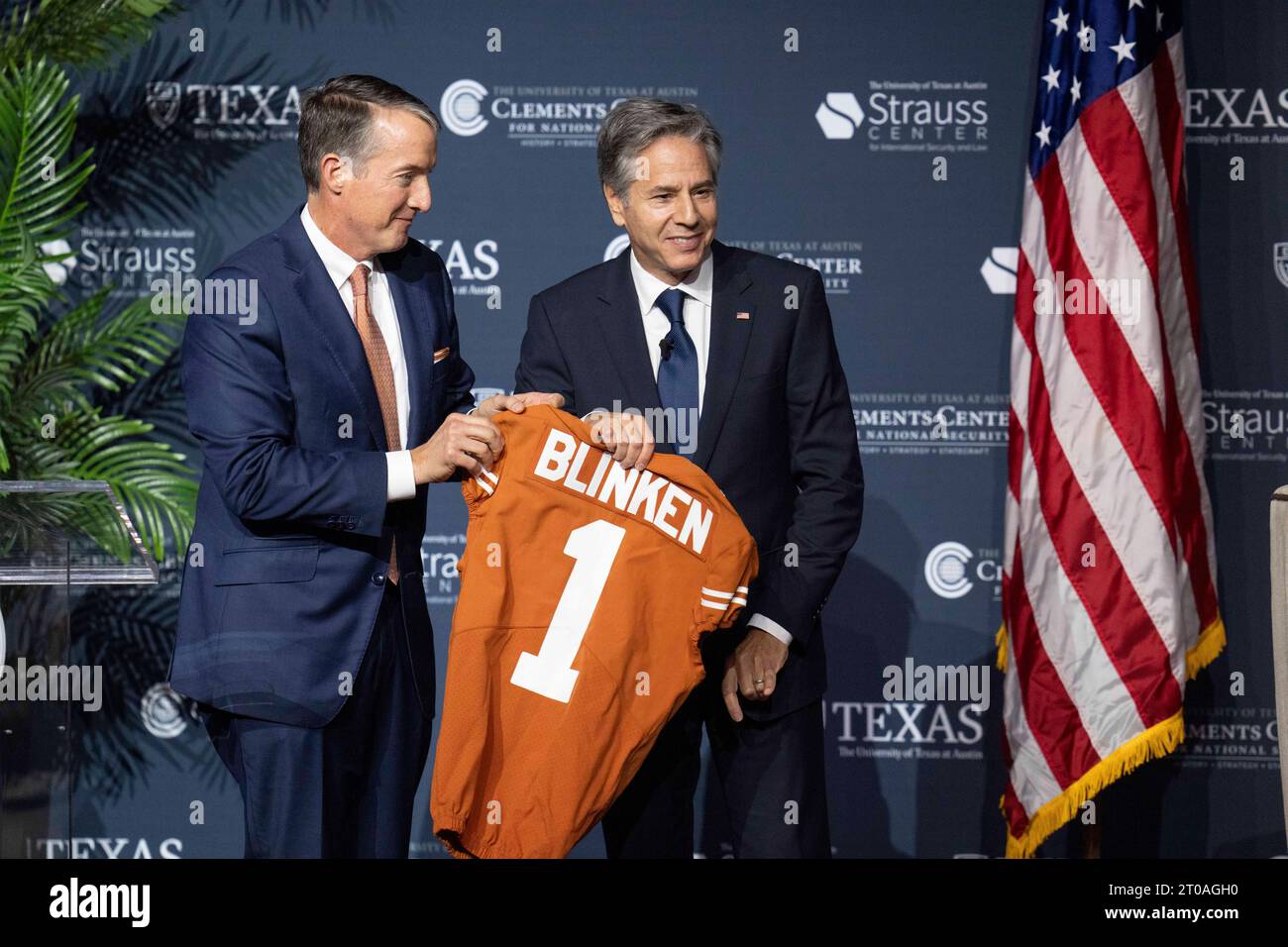 Austin, Texas, États-Unis. 4 octobre 2023. Le secrétaire d'État américain ANTONY BLINKEN, r, reçoit un maillot de football de l'Université du Texas à Austin le président JAY HARTZELL, l, après avoir dirigé une discussion sur la politique étrangère à l'Auditorium Hogg de l'Université du Texas le 4 octobre 2023 avant une visite d'État au Mexique cette semaine. (Image de crédit : © Bob Daemmrich/ZUMA Press Wire) USAGE ÉDITORIAL SEULEMENT! Non destiné à UN USAGE commercial ! Banque D'Images