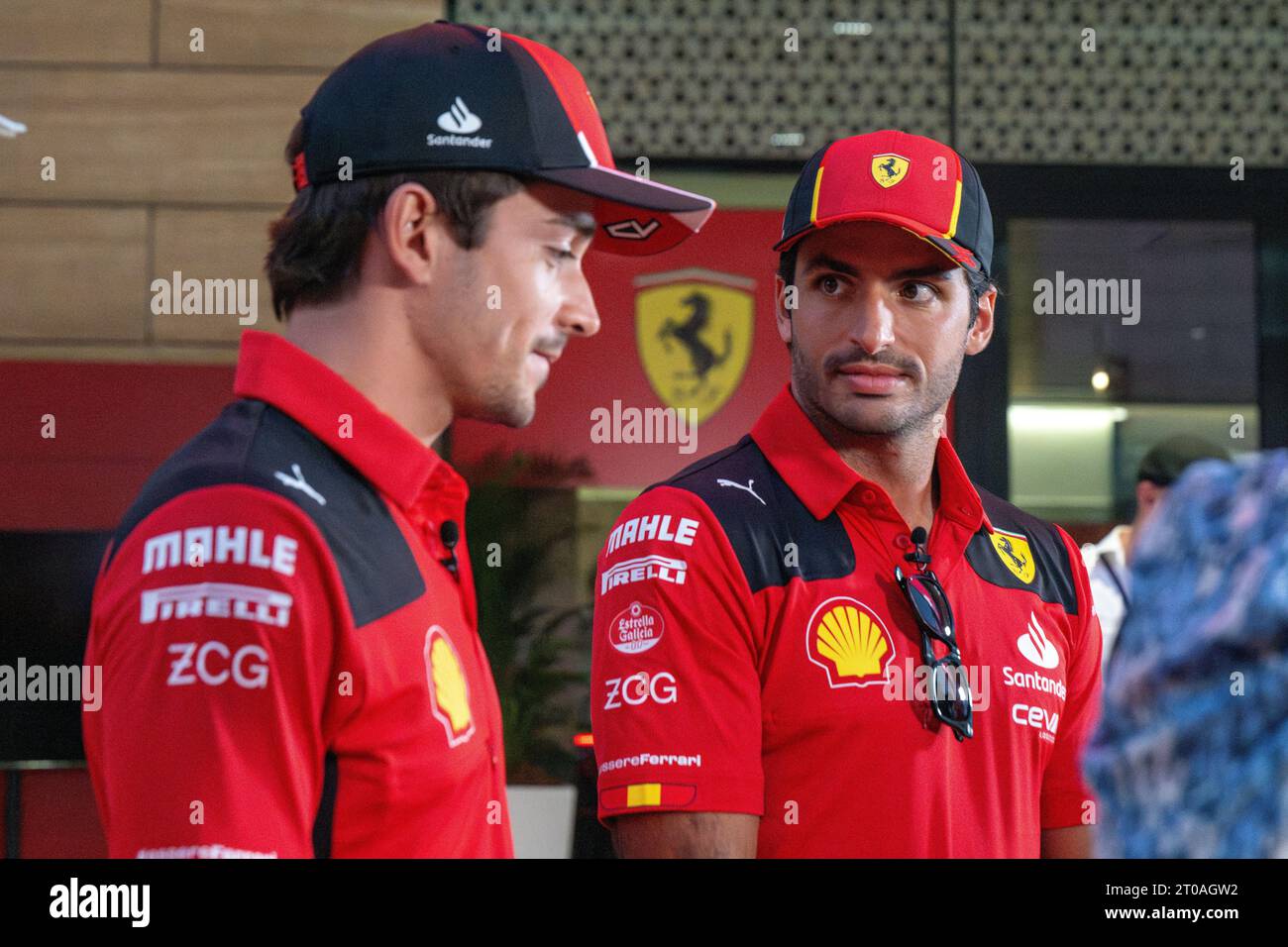 Doha, Qatar. 5 octobre 2023. CHARLES LECLERC (MCO) Ferrari et CARLOS SAINZ(ESP) Ferrari. AHMAD AL-SHEHAB/Alamy Live News Banque D'Images