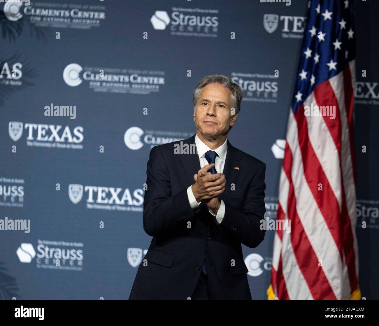 Austin Texas États-Unis, octobre 4 2023 : le secrétaire d'État américain ANTONY BLINKEN arrive sur scène avant de diriger une discussion sur la politique étrangère à l'auditorium Hogg de l'Université du Texas alors qu'il visite le Texas le 4 octobre 2023 avant une visite d'État au Mexique plus tard cette semaine. ©Bob Daemmrich Banque D'Images