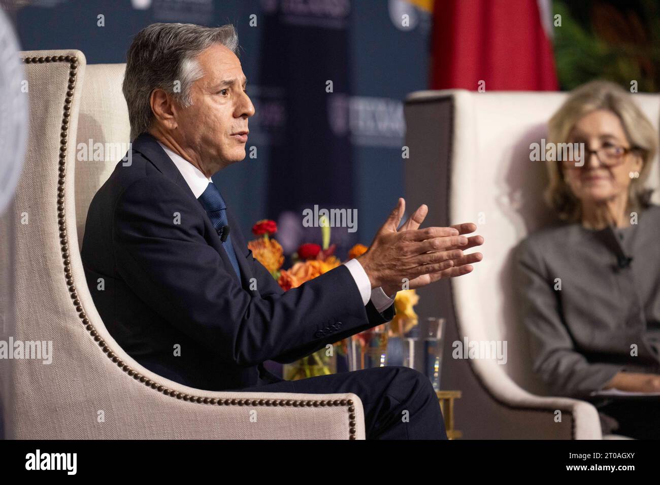 Austin Texas États-Unis, octobre 4 2023 : le secrétaire d'État américain ANTONY BLINKEN dirige une discussion sur la politique étrangère à l'auditorium Hogg de l'Université du Texas. À droite se trouve l'ancien sénateur et ambassadeur américain KAY BAILEY HUTCHISON, qui a interviewé Blinken. ©Bob Daemmrich Banque D'Images